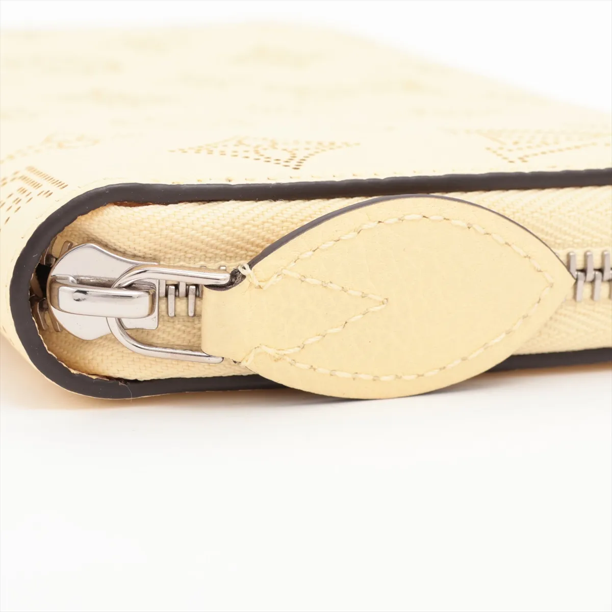 Mahina Zippy Wallet M81515 Banana Round Zip Wallet, RFID unresponsive, serial number unknown — view 13