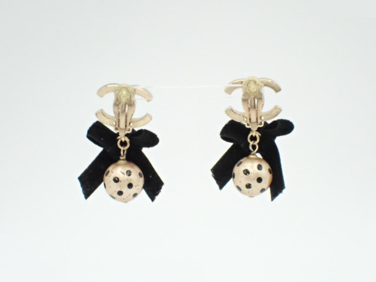 Coco Dot Pearl Velvet Ribbon Swing Black Earrings 07C — view 2