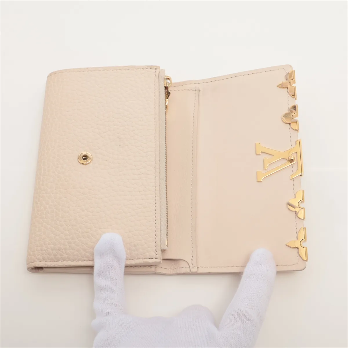 Taurillon Portefeuille Capucines Compact M11363 Ivory Compact Wallet (RFID Activated) — view 3