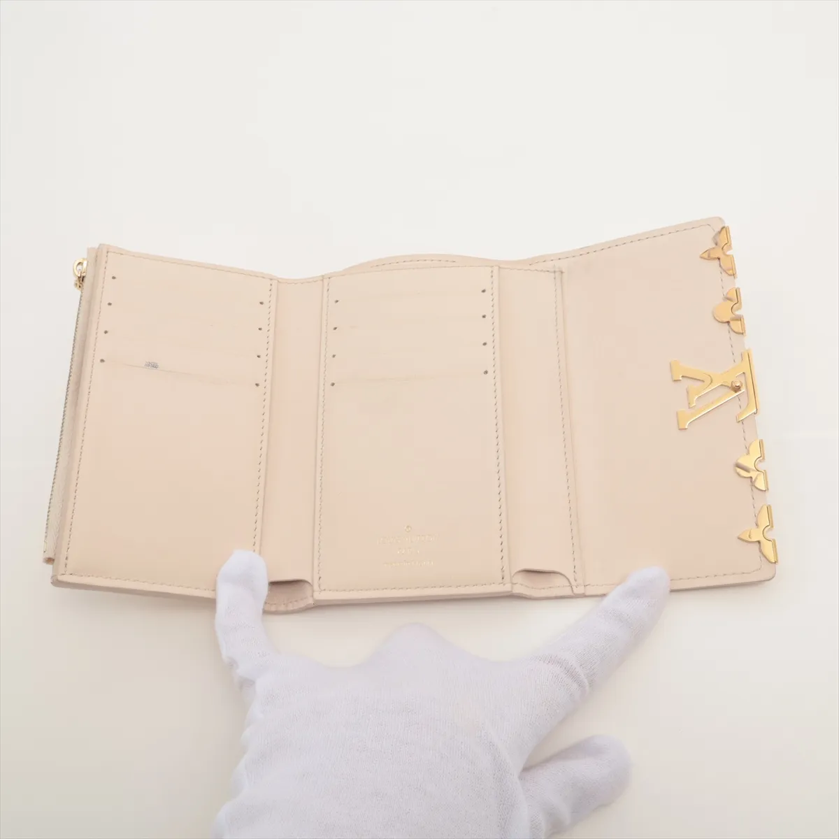 Taurillon Portefeuille Capucines Compact M11363 Ivory Compact Wallet (RFID Activated) — view 4