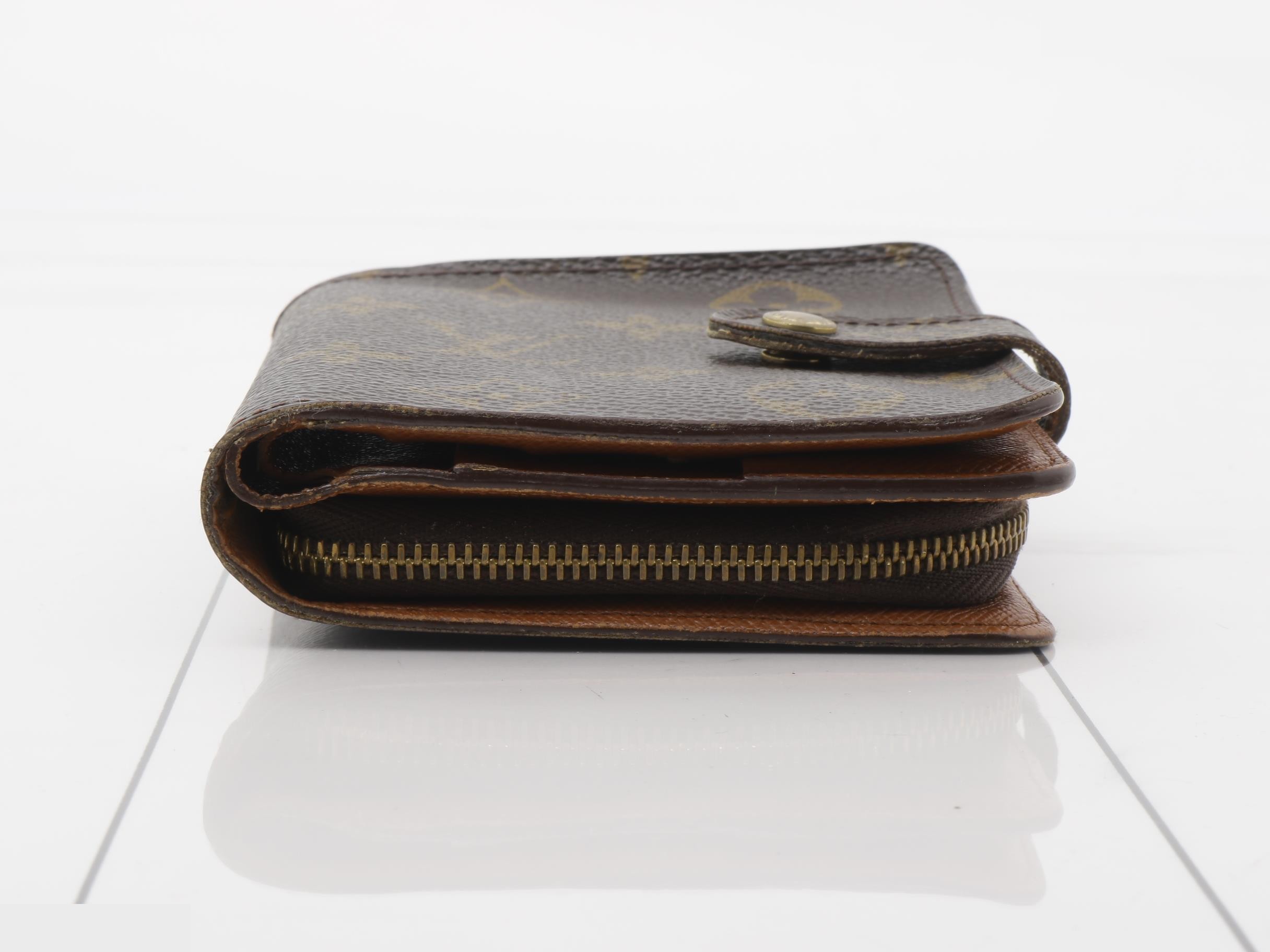 wallet — view 3