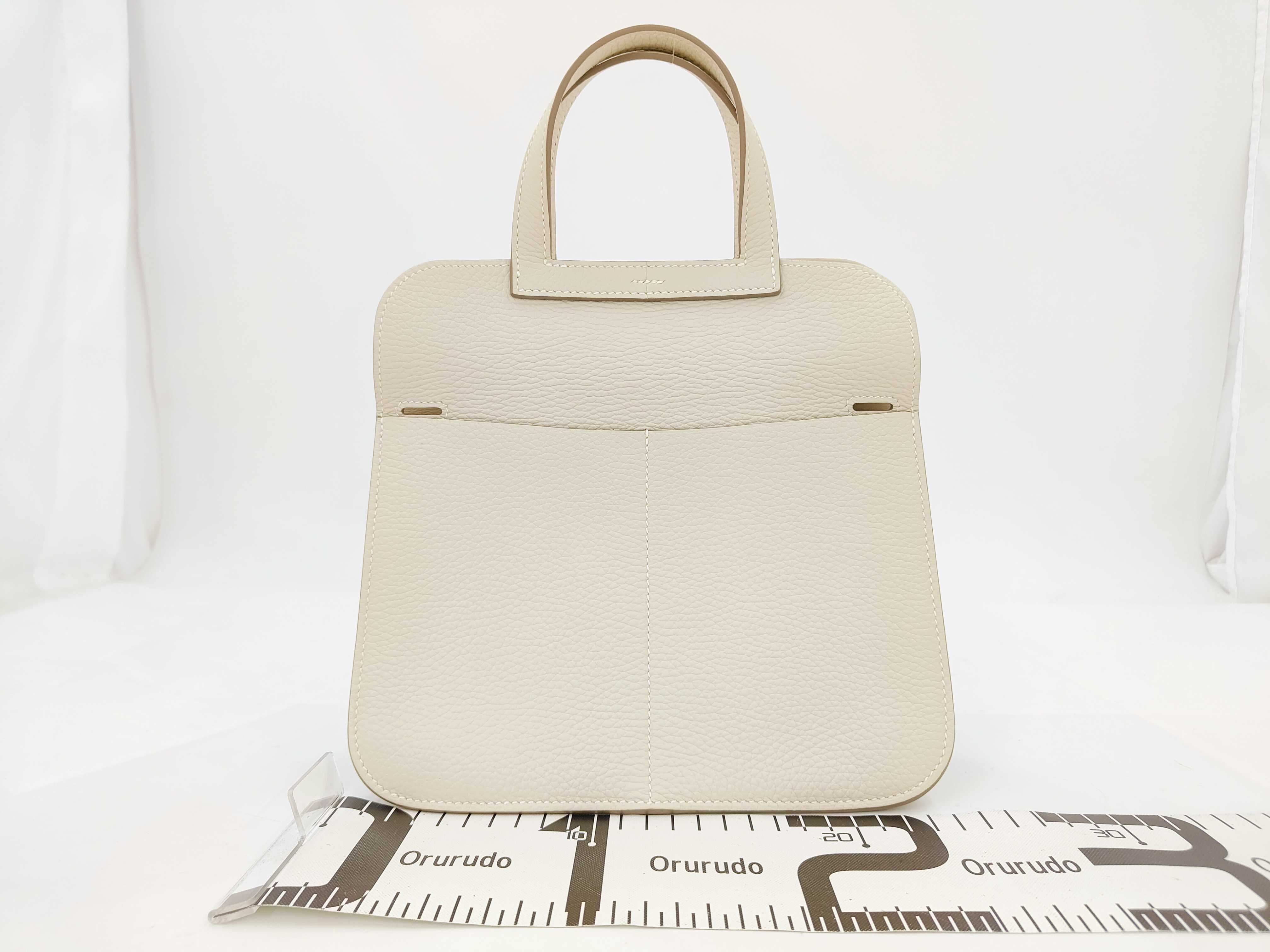 Arzan 25 Craie Taurillon Clemence Silver Hardware U Stamp Handbag — view 2