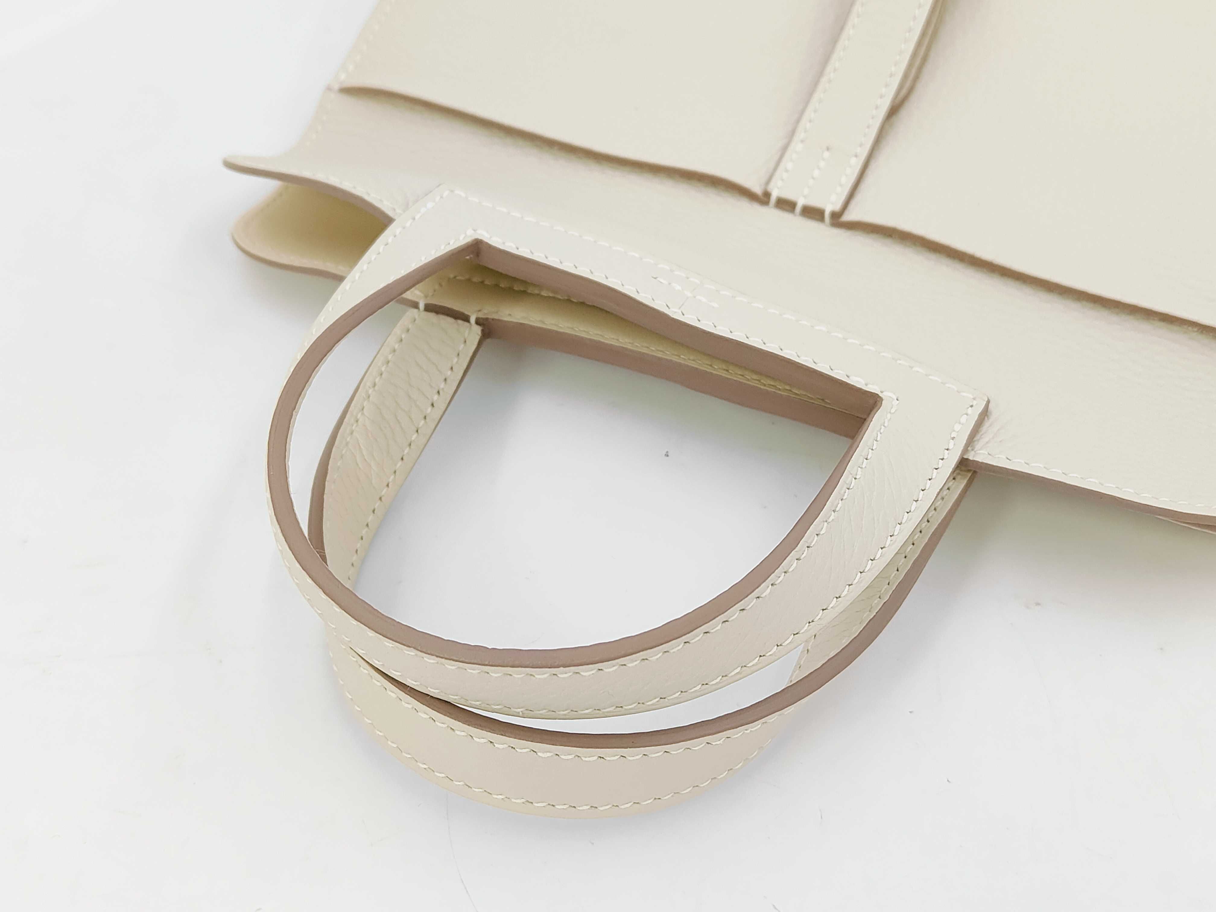 Arzan 25 Craie Taurillon Clemence Silver Hardware U Stamp Handbag — view 3