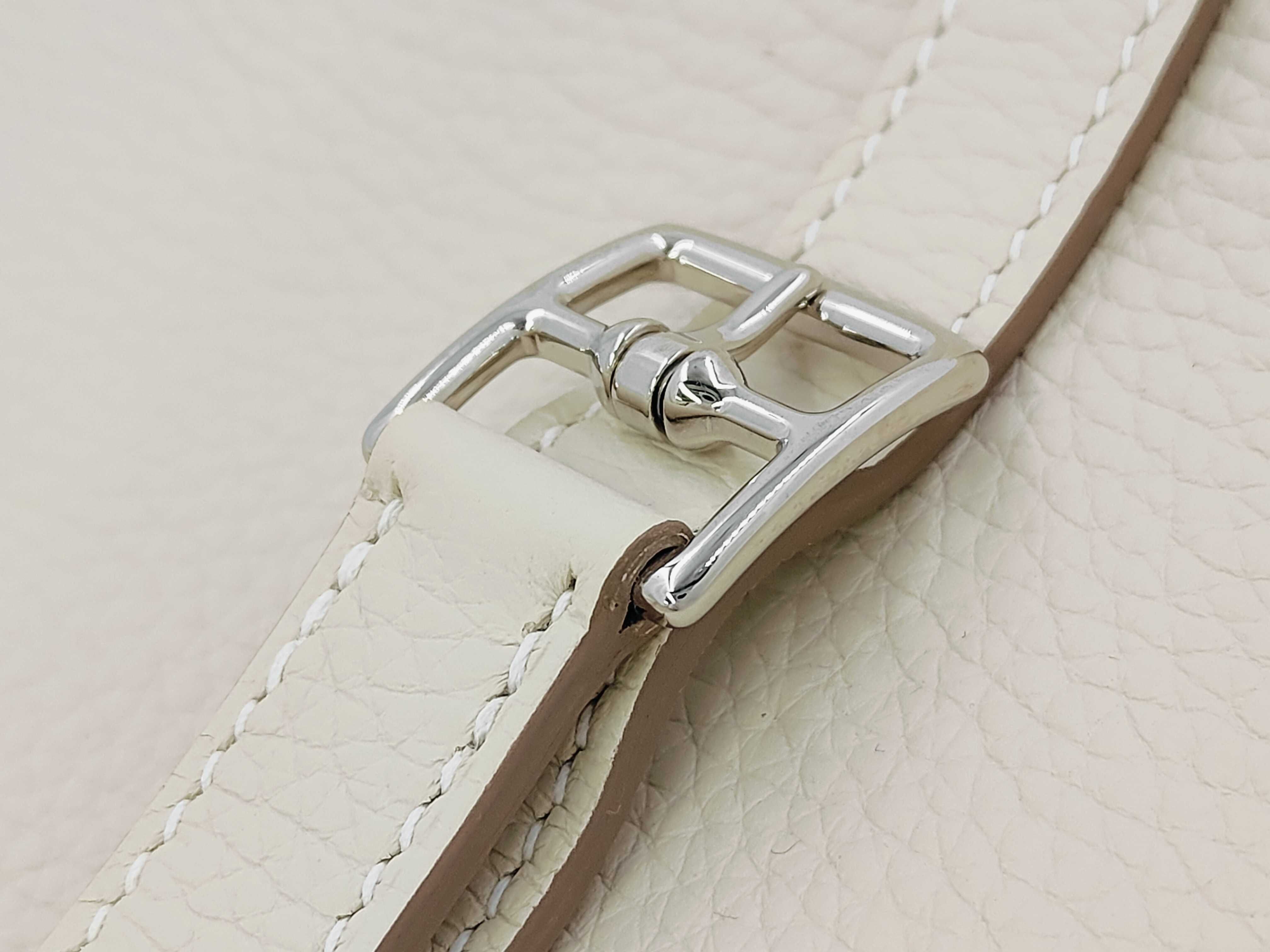 Arzan 25 Craie Taurillon Clemence Silver Hardware U Stamp Handbag — view 6