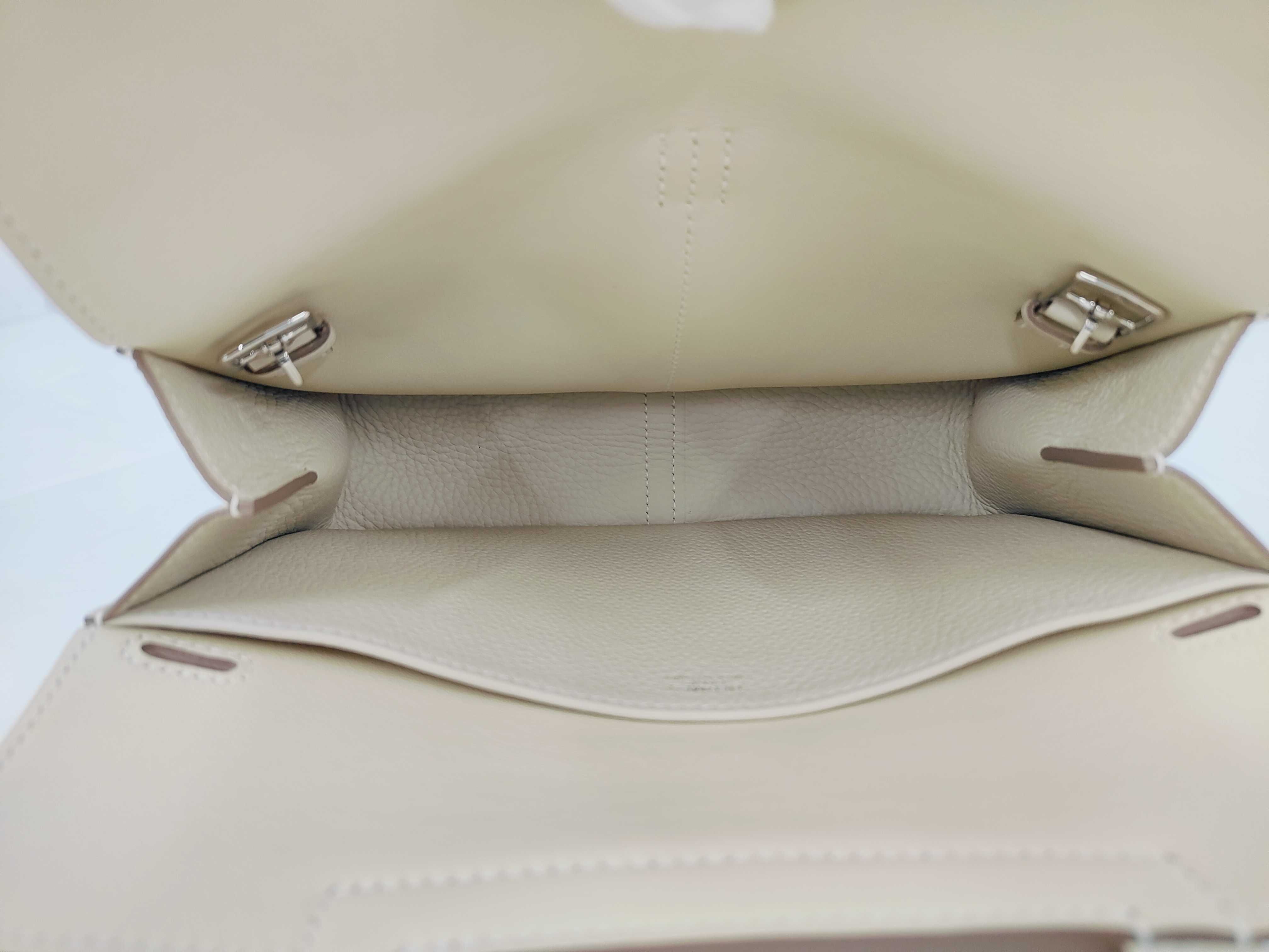 Arzan 25 Craie Taurillon Clemence Silver Hardware U Stamp Handbag — view 9