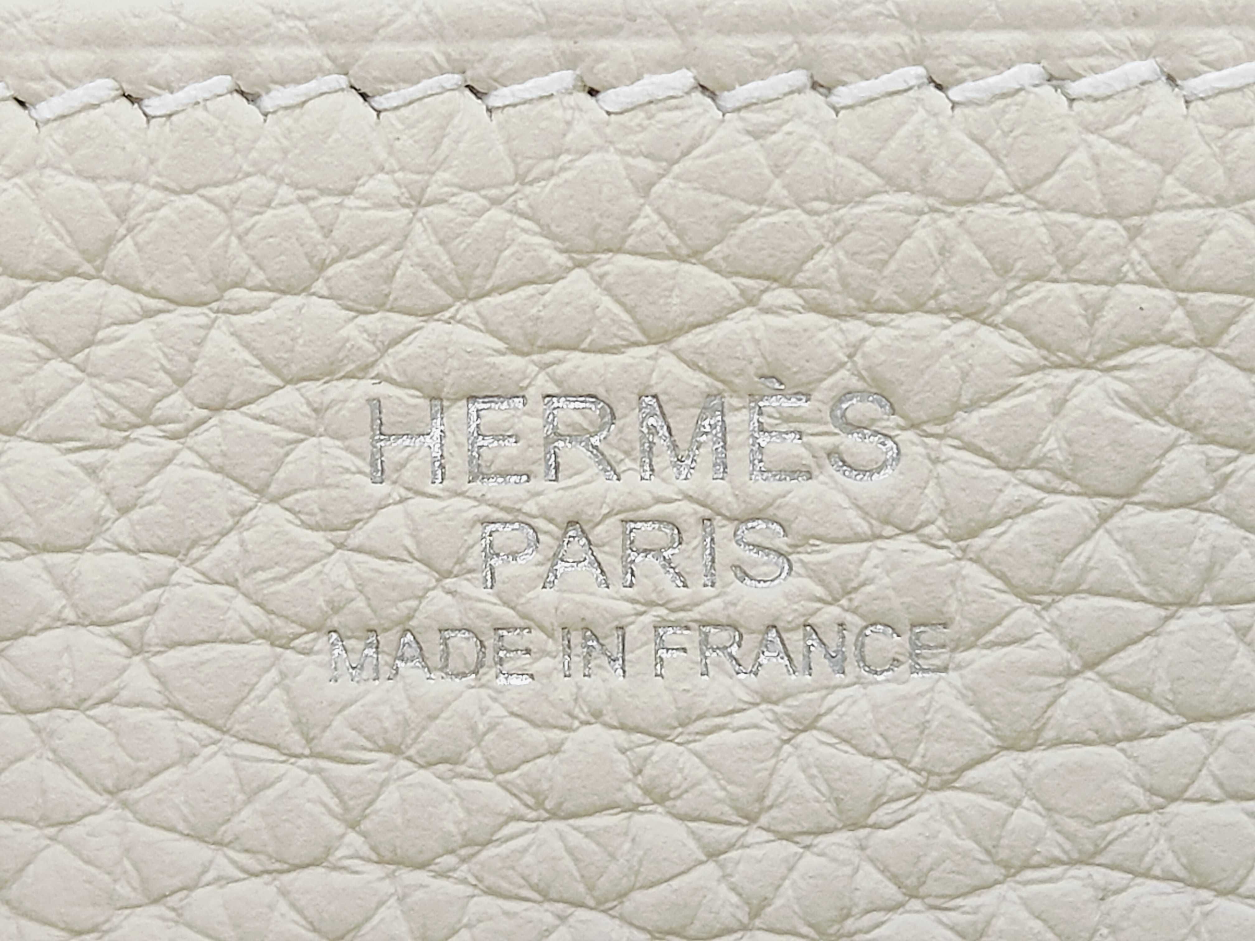 Arzan 25 Craie Taurillon Clemence Silver Hardware U Stamp Handbag — view 10
