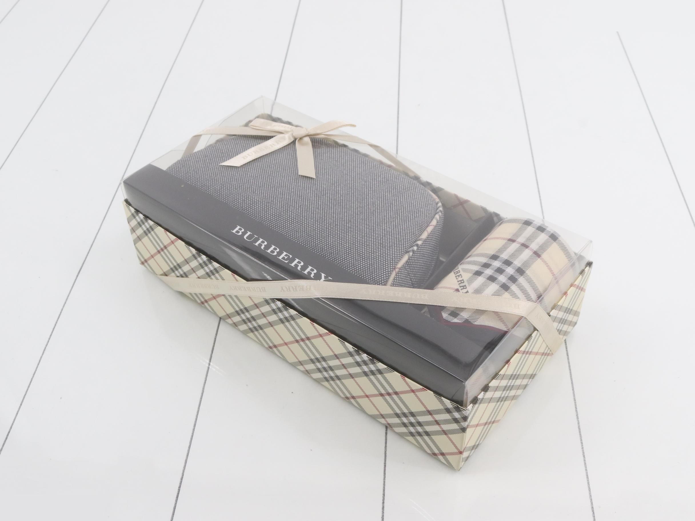 Pouch and handkerchief set, unused. — view 2