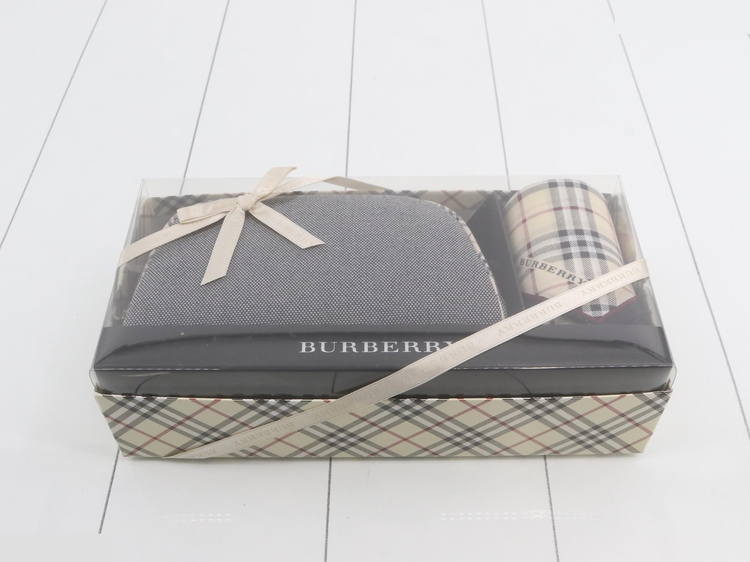 Pouch and handkerchief set, unused. — view 3
