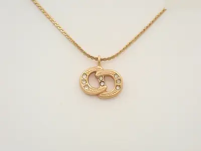 CD logo rhinestone gold-plated necklace, chain approximately 44cm.