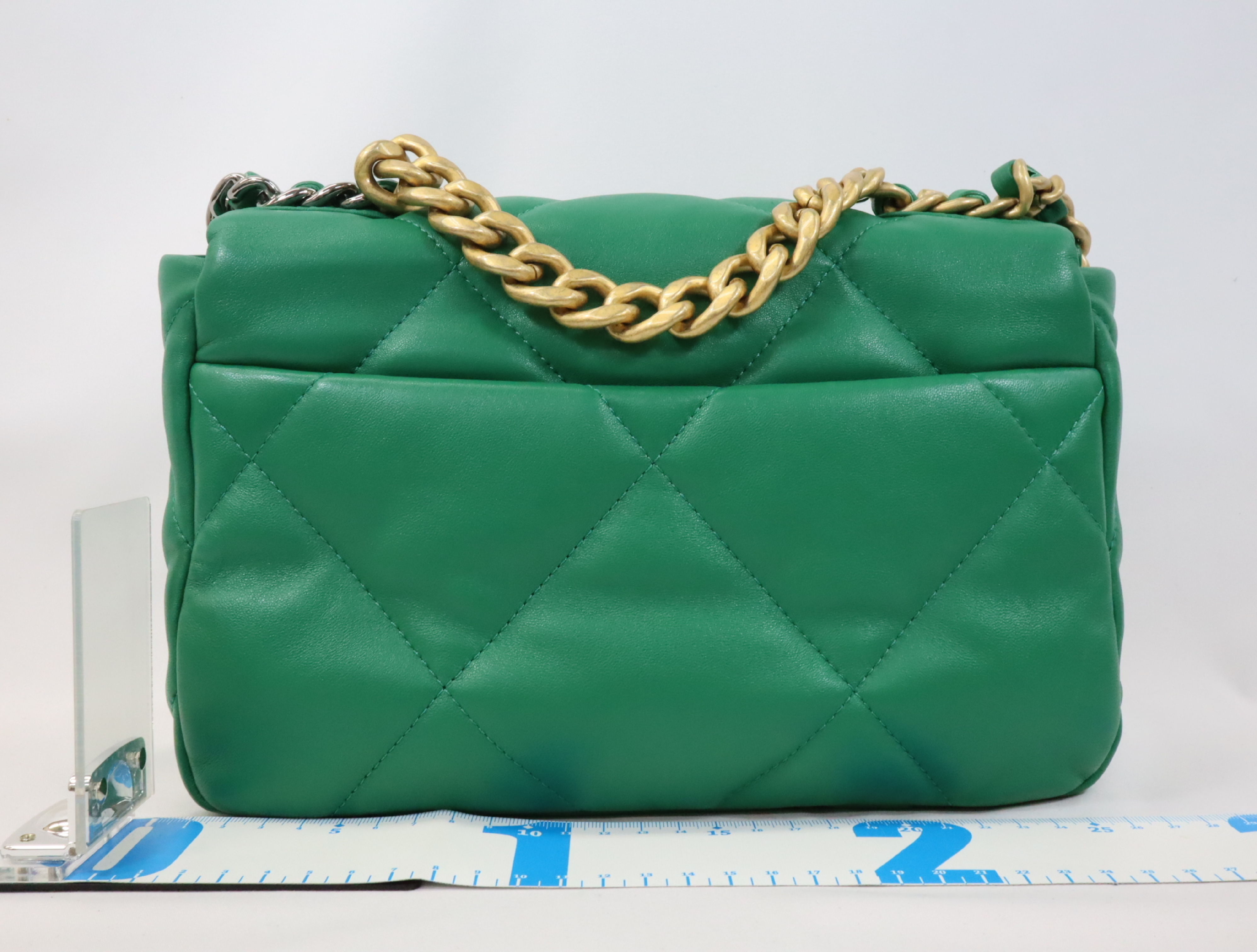19 Lambskin Chain Shoulder Bag Green Gold x Silver Hardware Random Plate AS1160 Shoulder Bag — view 2