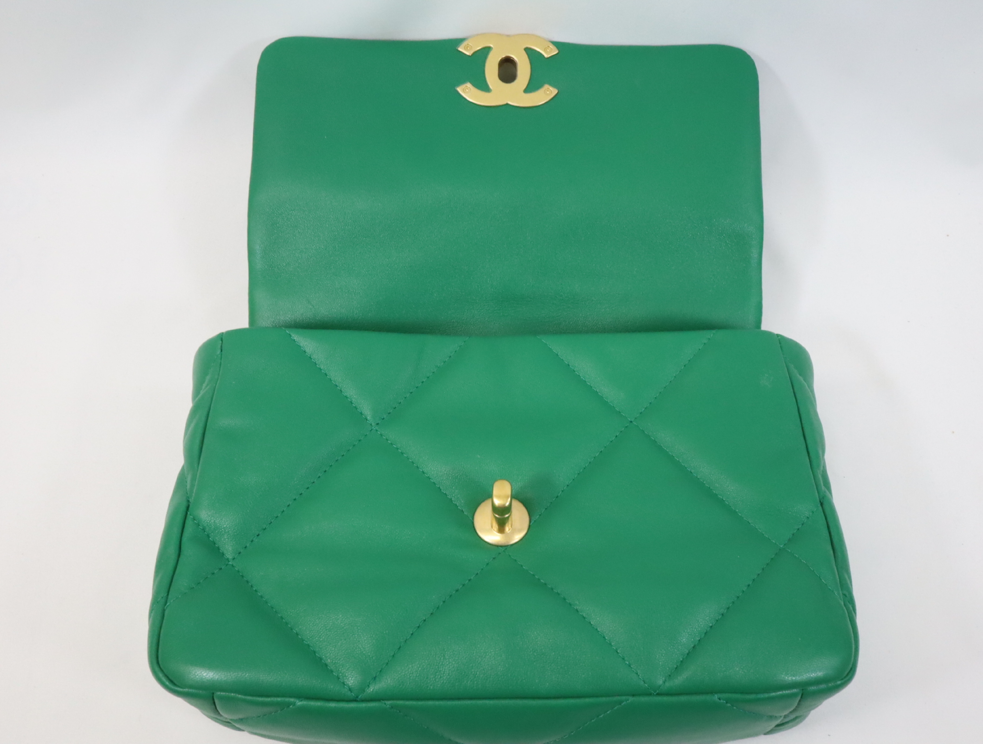 19 Lambskin Chain Shoulder Bag Green Gold x Silver Hardware Random Plate AS1160 Shoulder Bag — view 12