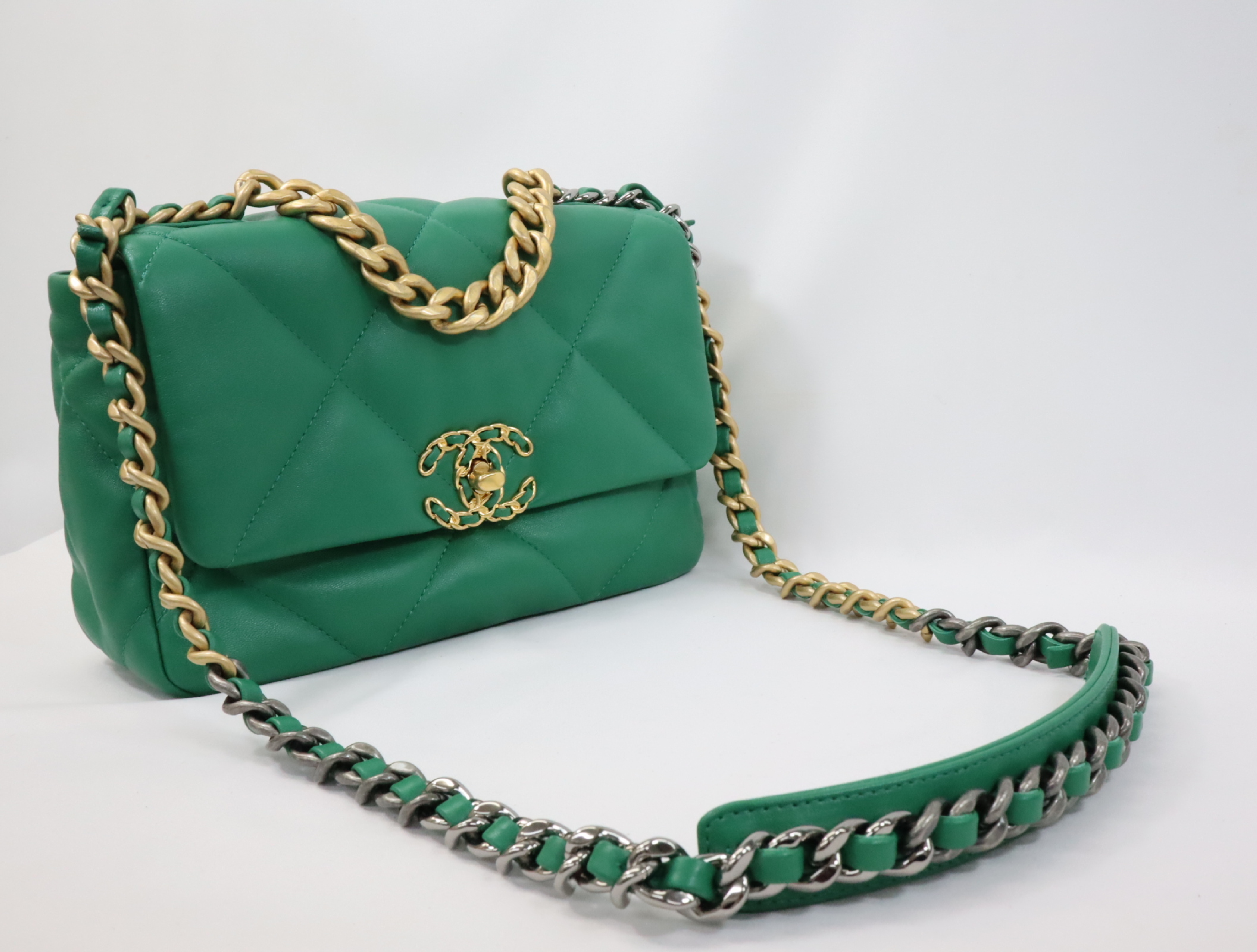 19 Lambskin Chain Shoulder Bag Green Gold x Silver Hardware Random Plate AS1160 Shoulder Bag — view 3