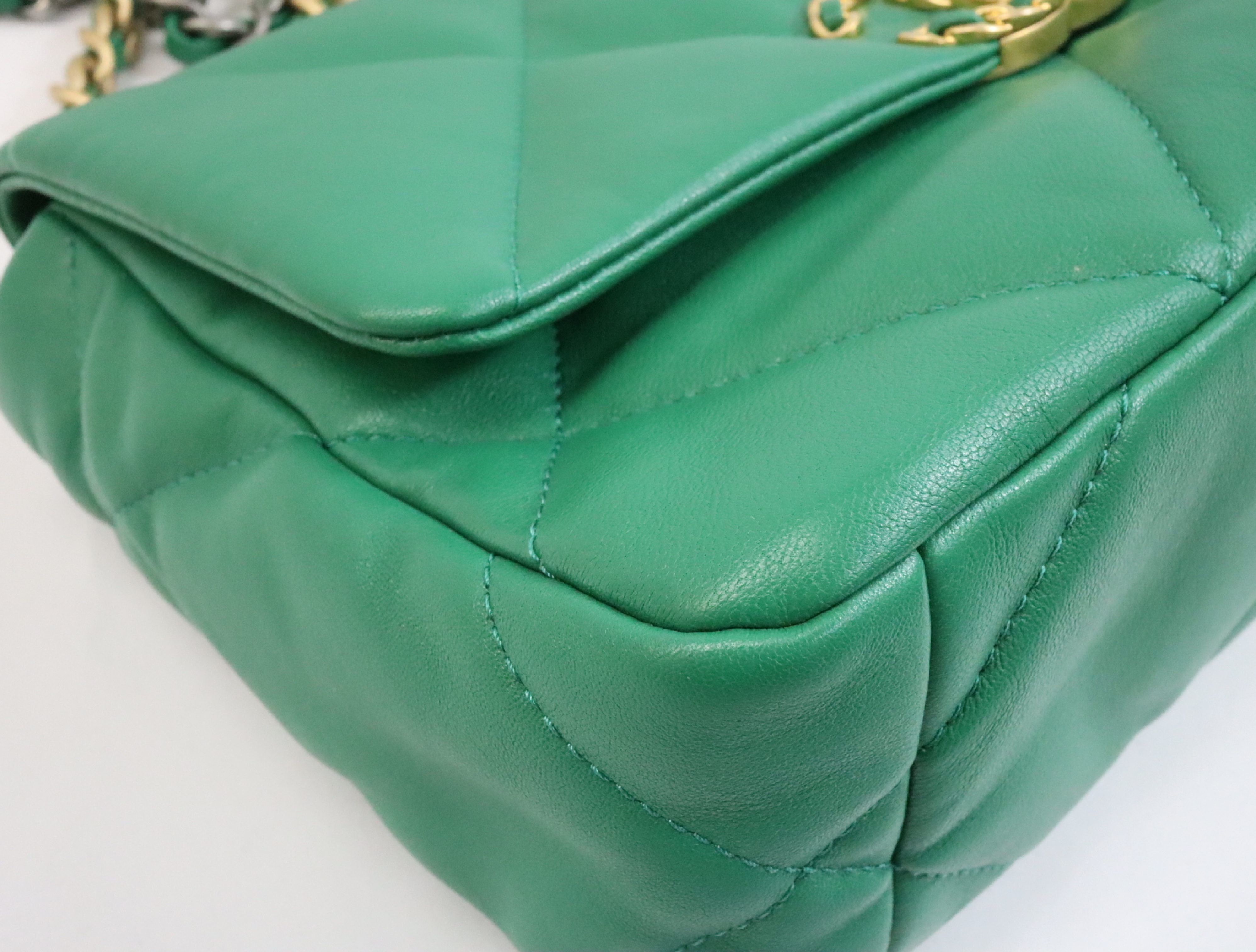 19 Lambskin Chain Shoulder Bag Green Gold x Silver Hardware Random Plate AS1160 Shoulder Bag — view 7