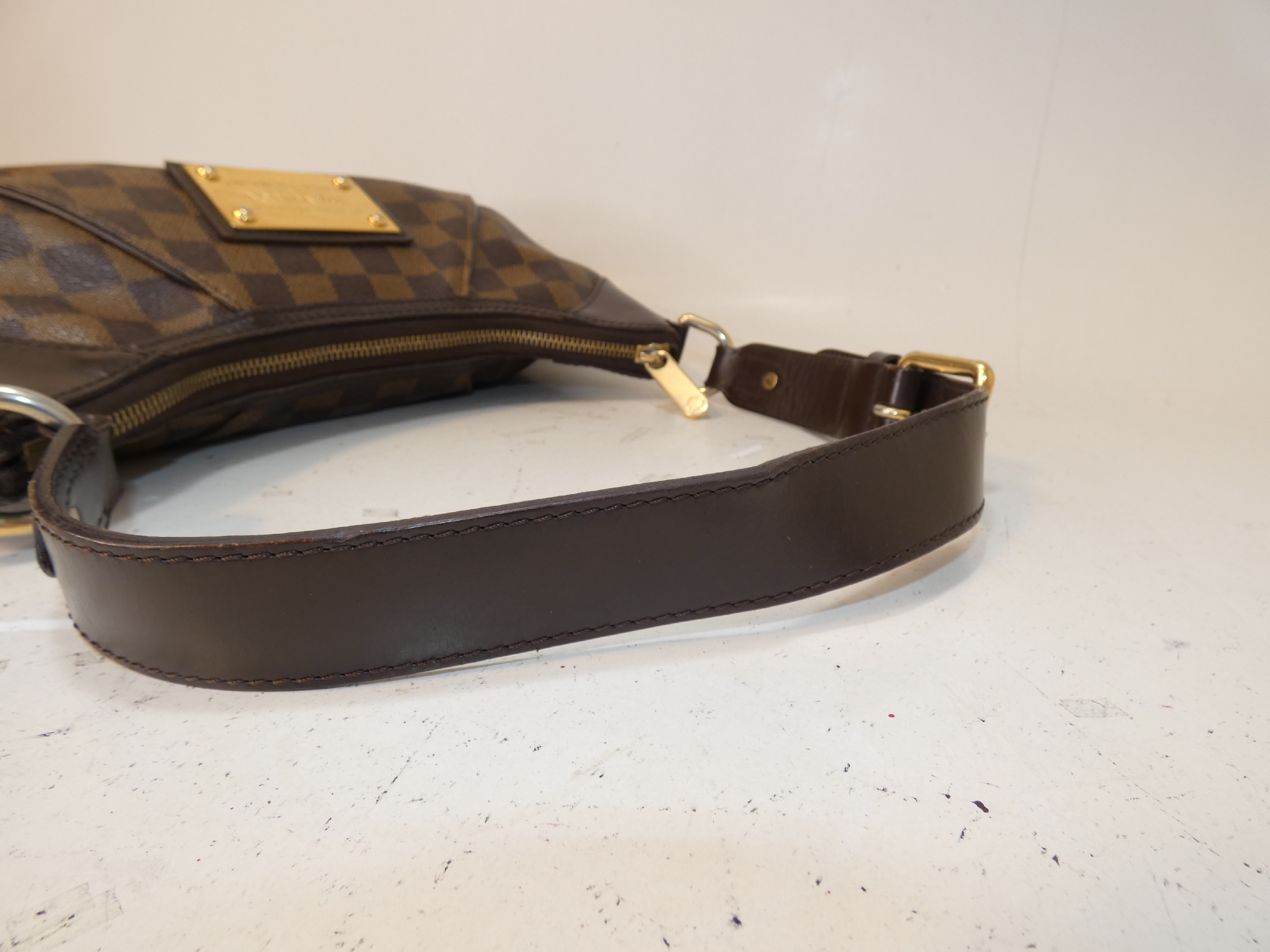 Thames PM Damier One-Shoulder One-Hand Shoulder Bag — view 4