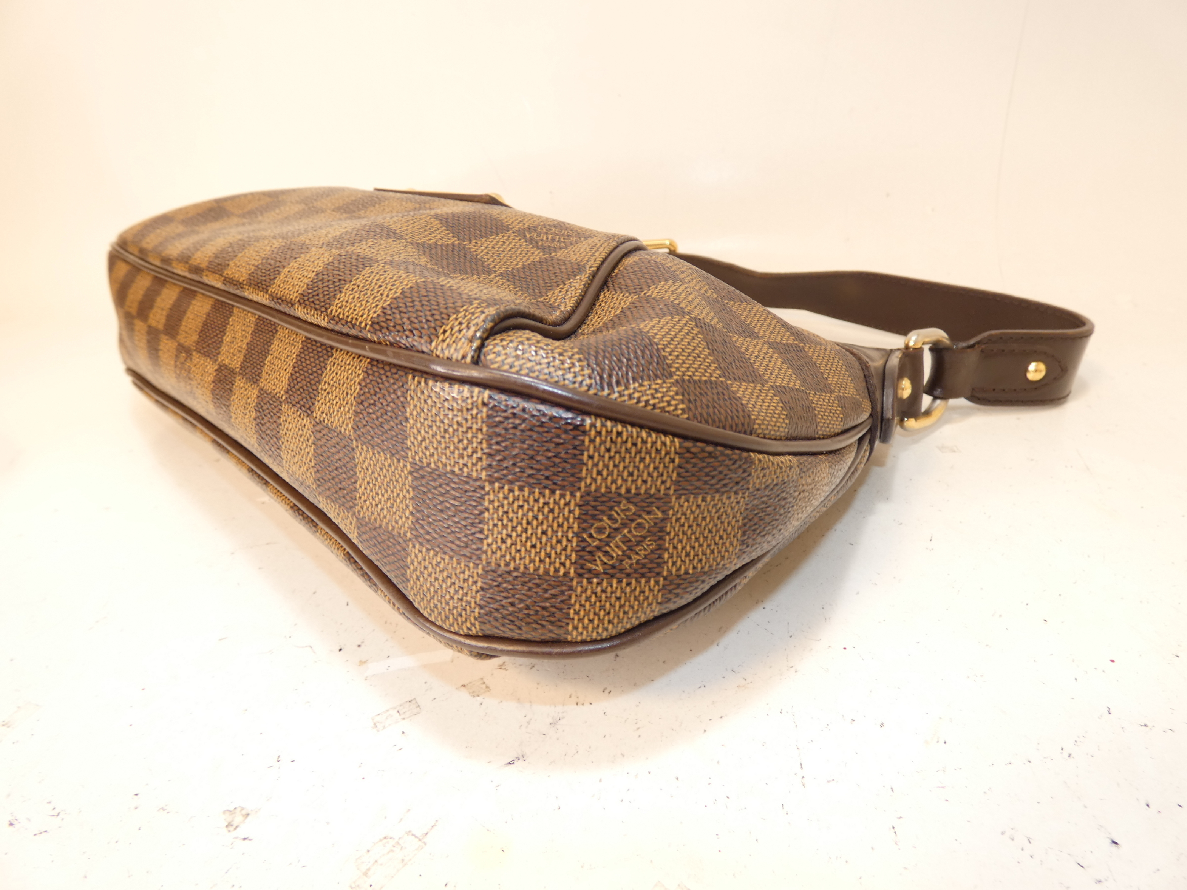 Thames PM Damier One-Shoulder One-Hand Shoulder Bag — view 7