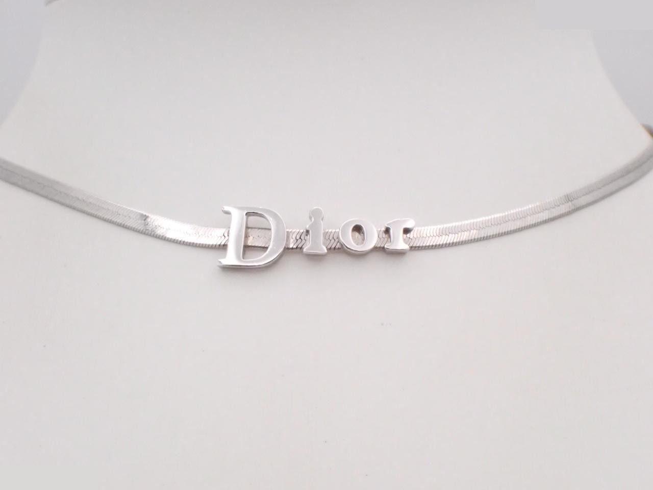 necklace, silver choker, approximately 36cm in length.