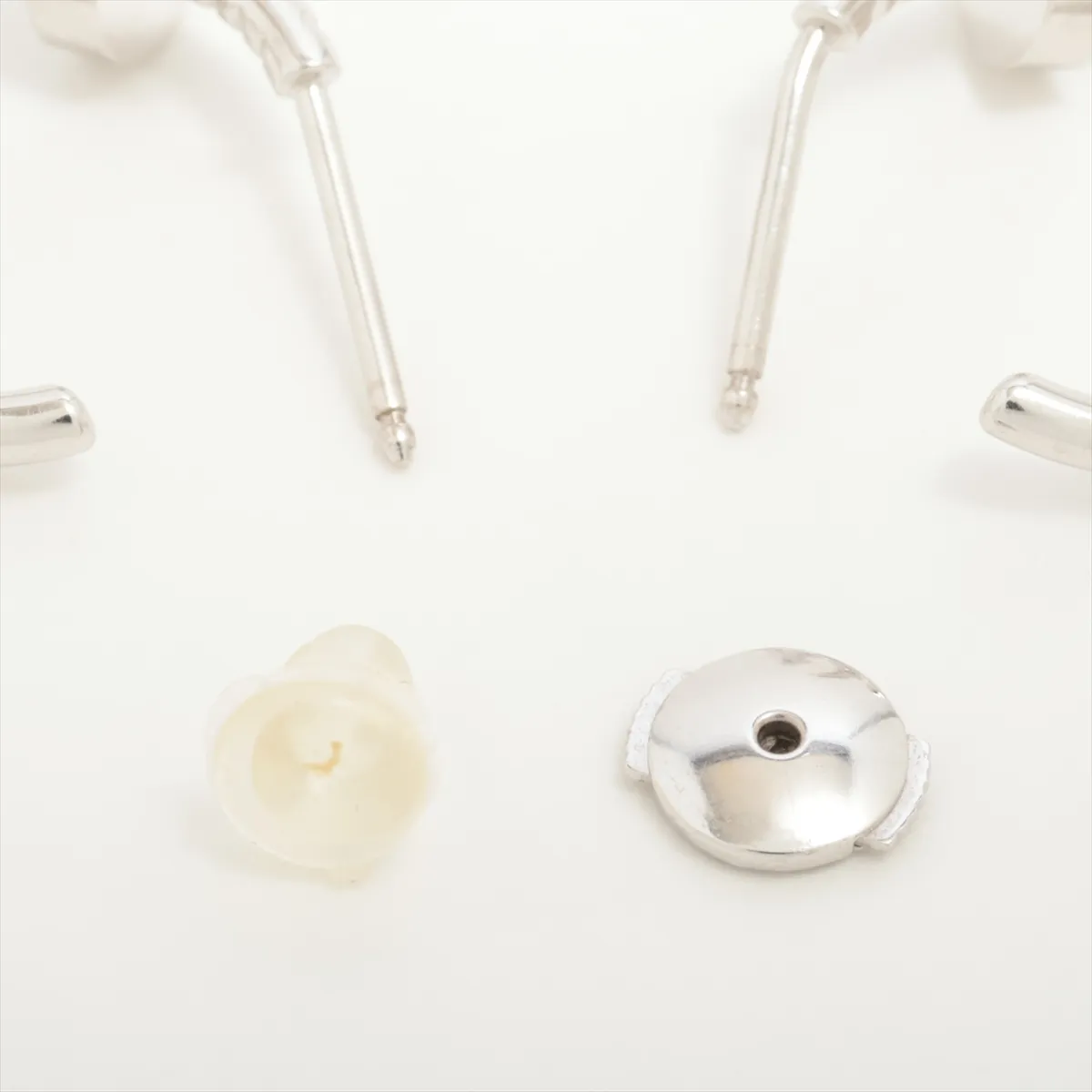 Juste un Clou Earrings, 750 (WG), 5.1g, KTF408, with pierced earrings, one earring backing is aftermarket, B8301236 — view 4