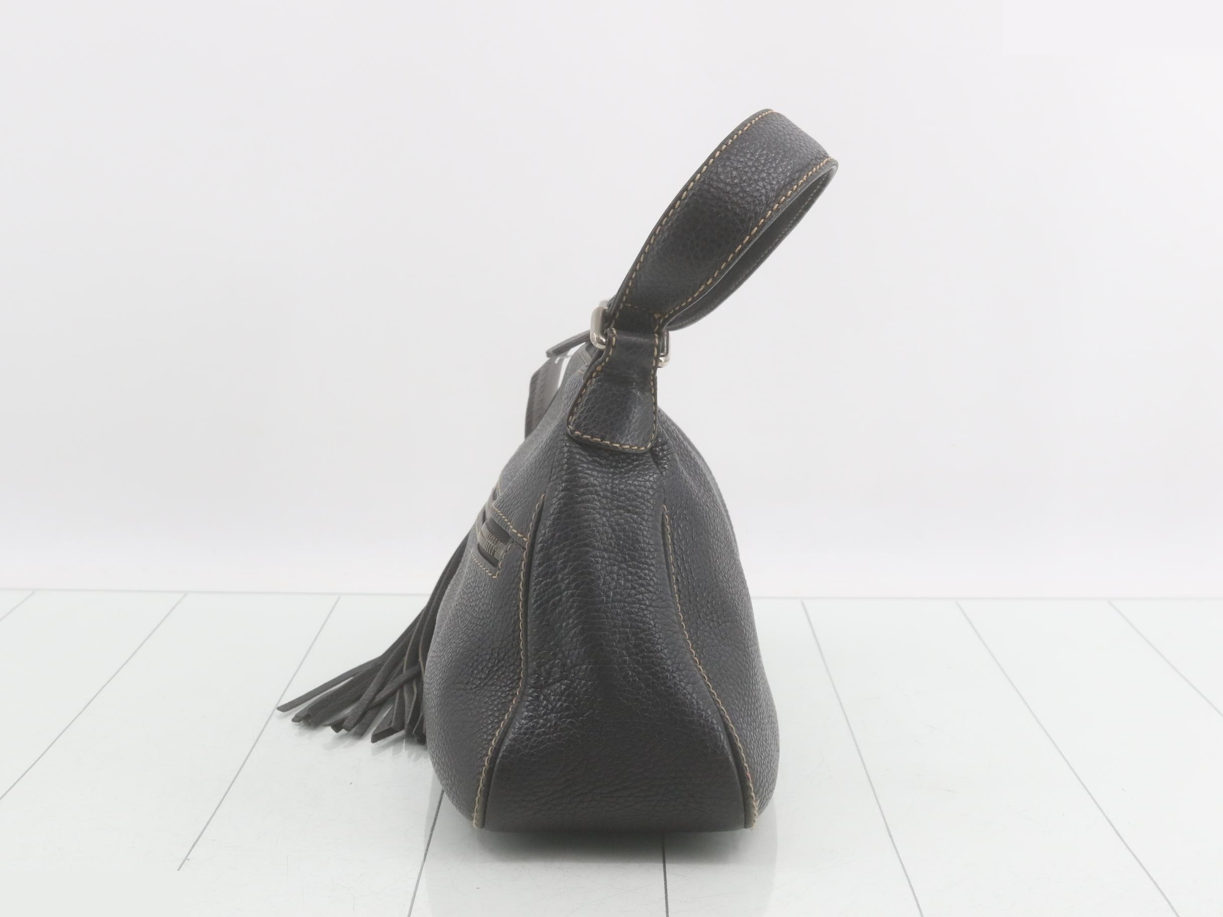 Logo, fringe, one-shoulder bag, serial number sticker peeling off, loose threads. — view 3