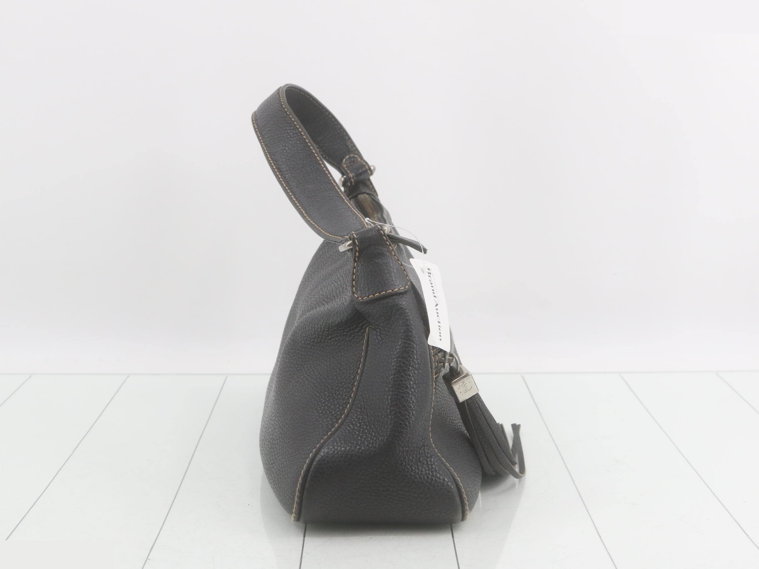 Logo, fringe, one-shoulder bag, serial number sticker peeling off, loose threads. — view 4