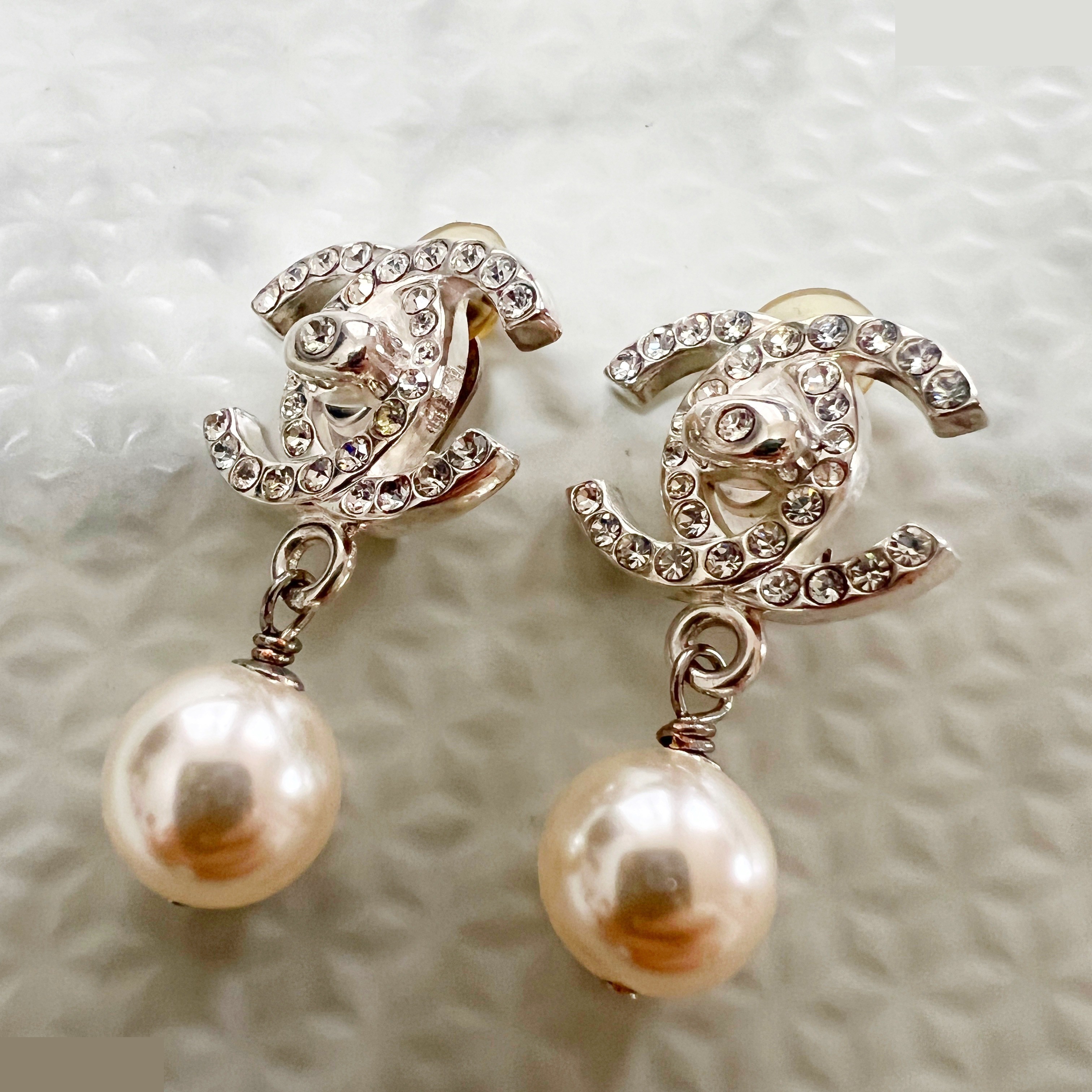 97P Turnlock Rhinestone Pearl Swing Earrings