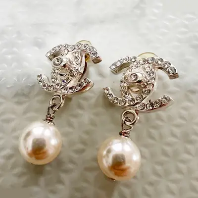 97P Turnlock Rhinestone Pearl Swing Earrings