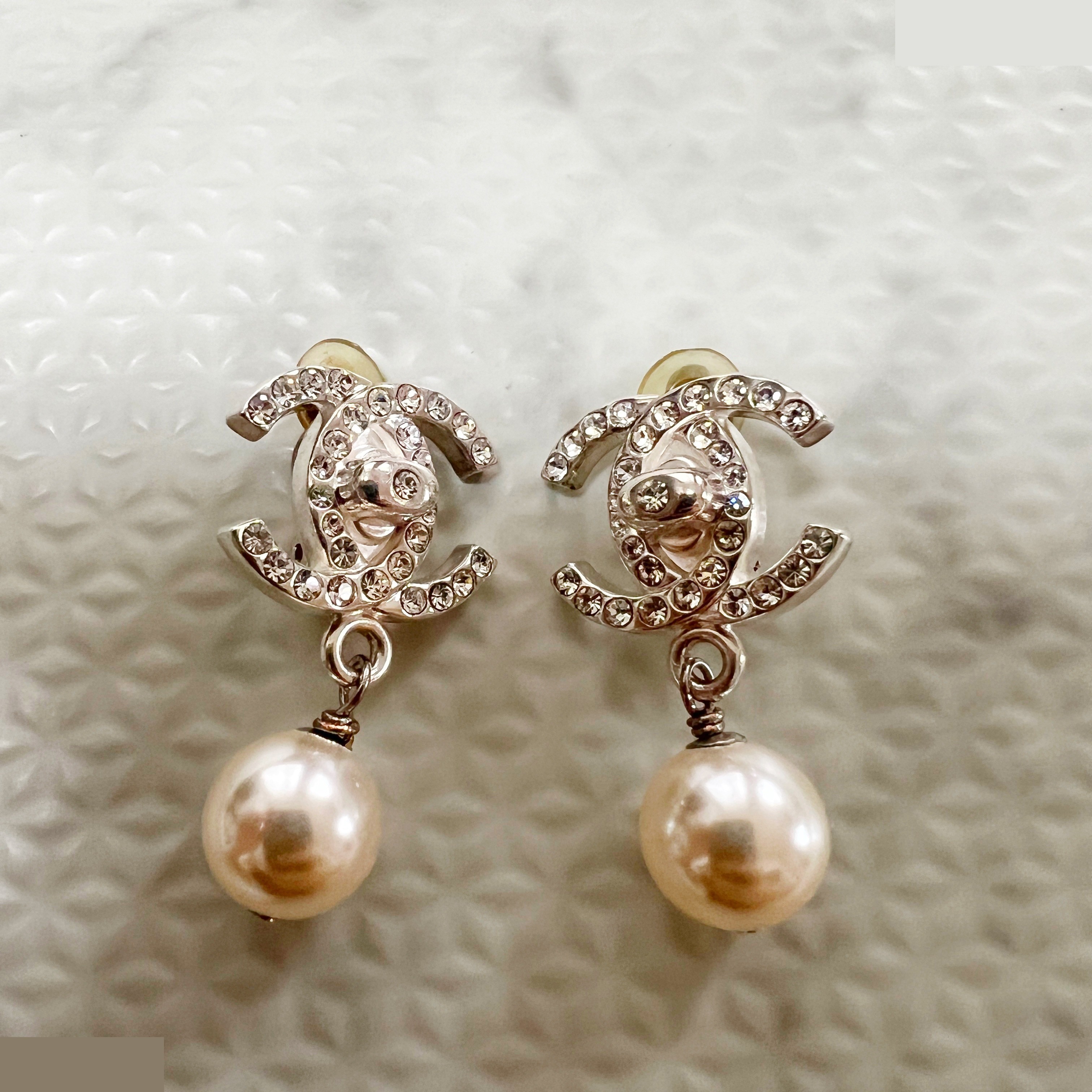 97P Turnlock Rhinestone Pearl Swing Earrings — view 2