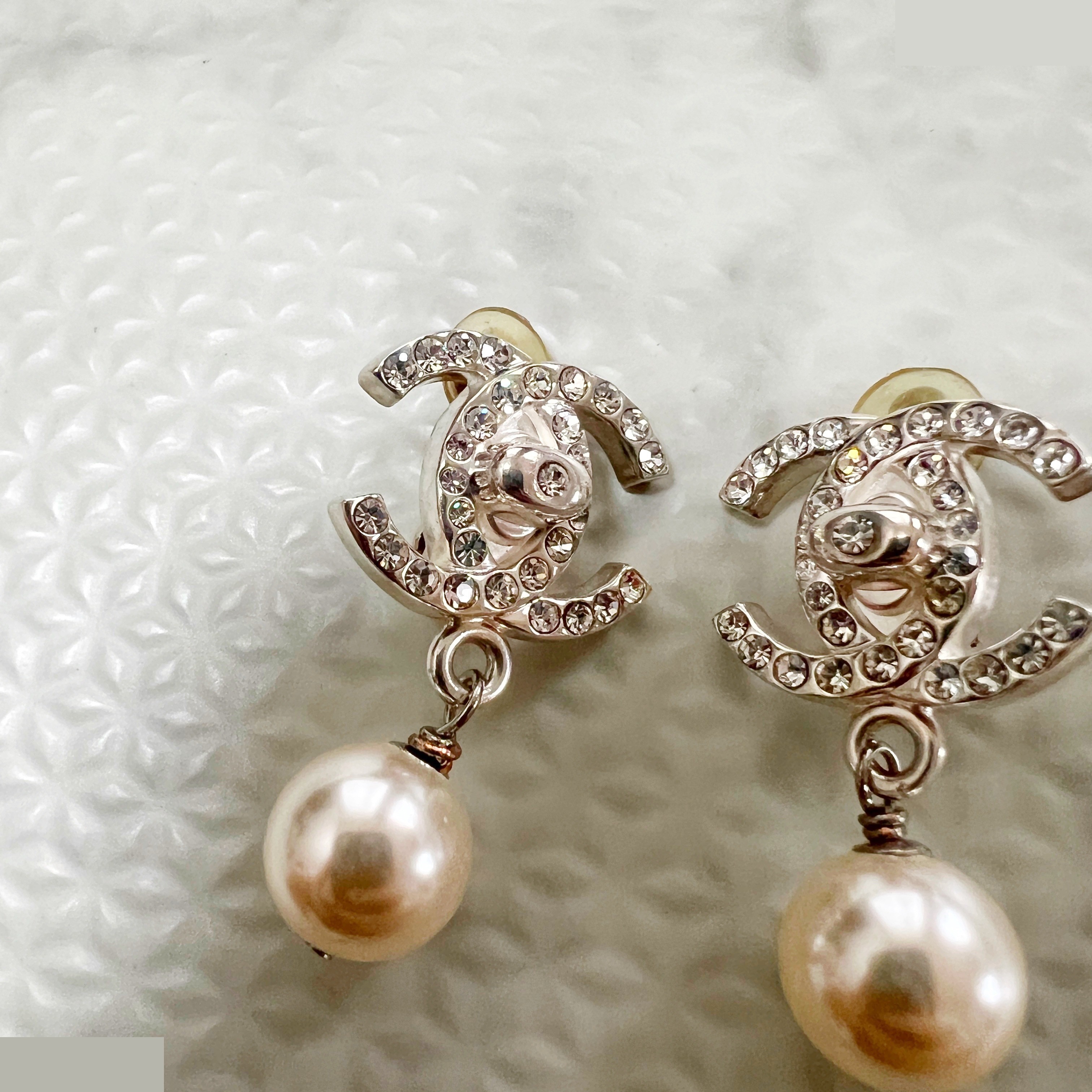 97P Turnlock Rhinestone Pearl Swing Earrings — view 4