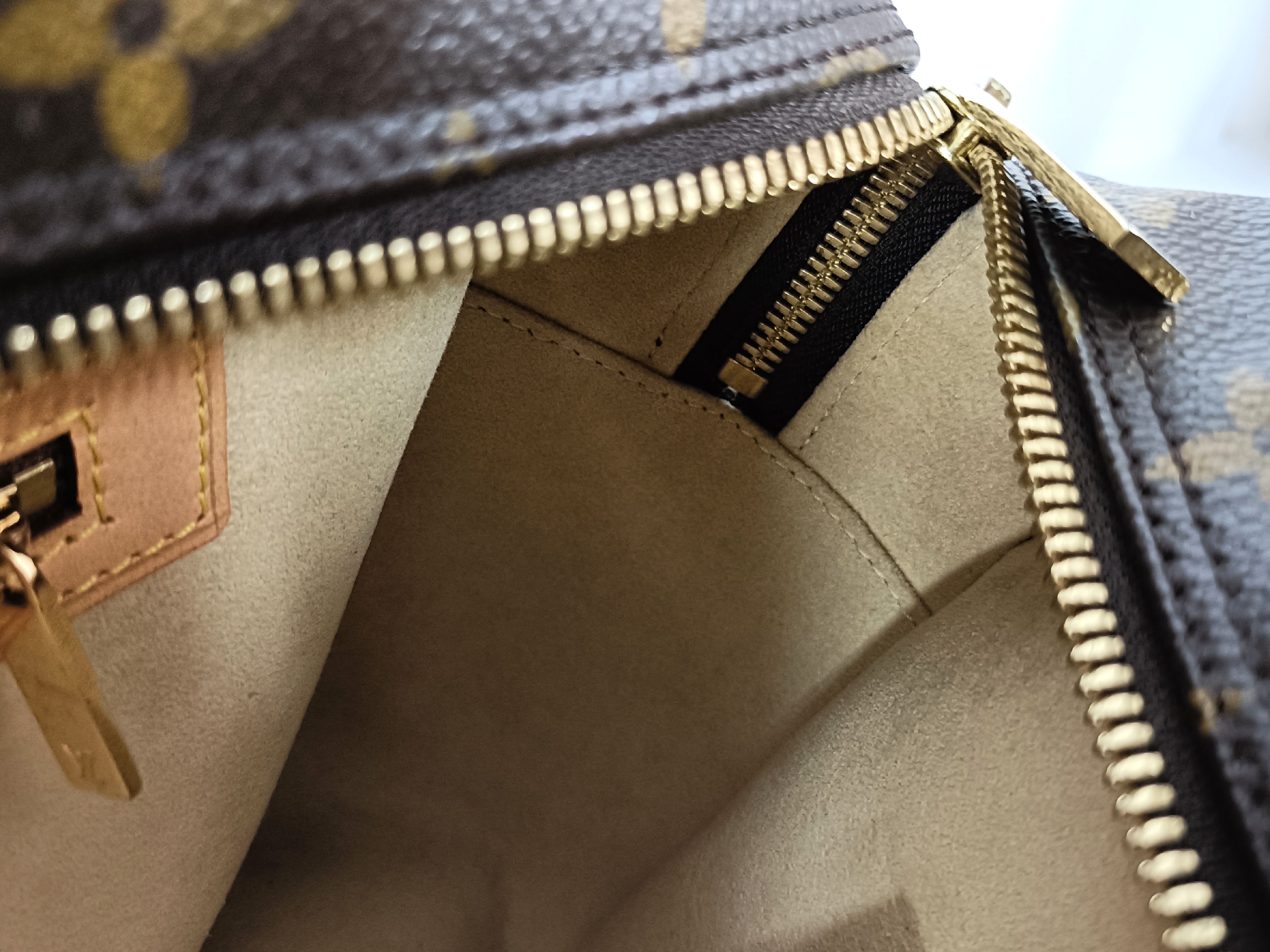 Monogram Vuitton Monogram Cite GM M51181 Shoulder Bag — view 9