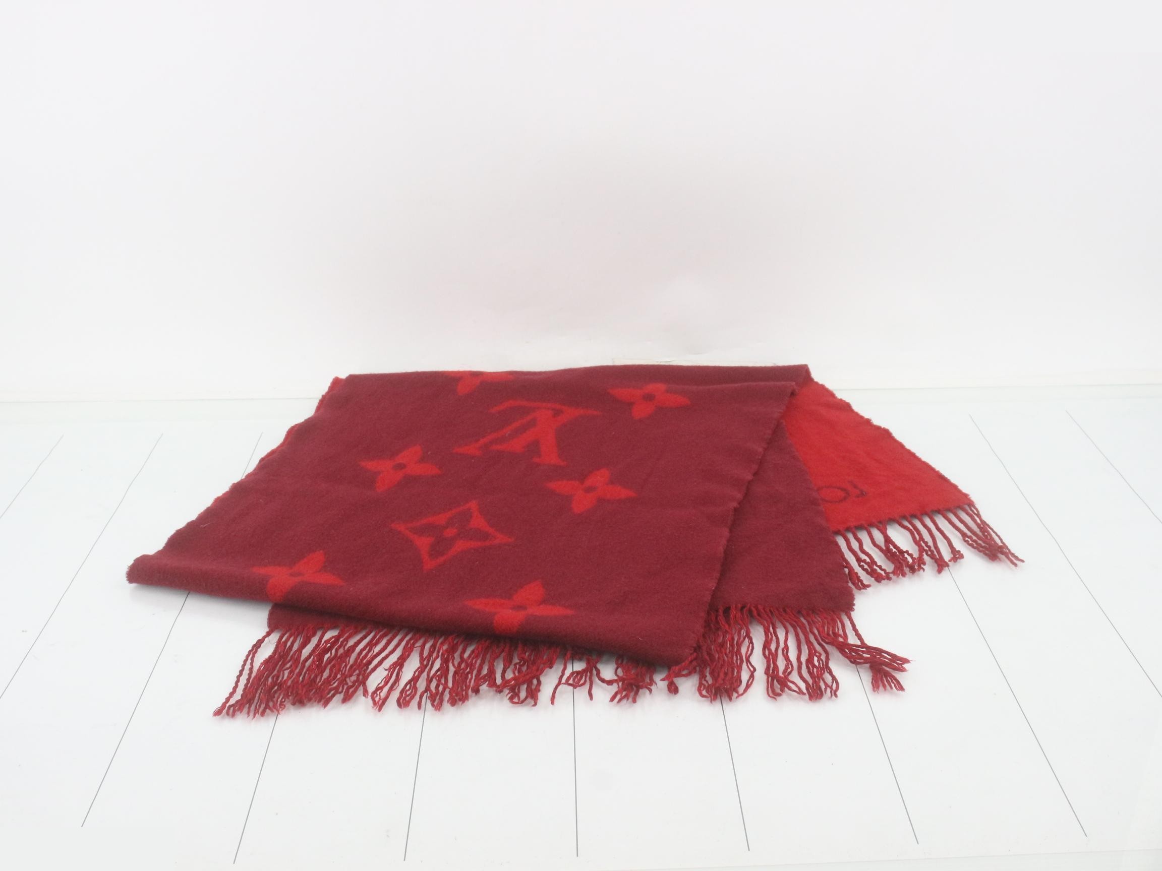 Red scarf — view 3
