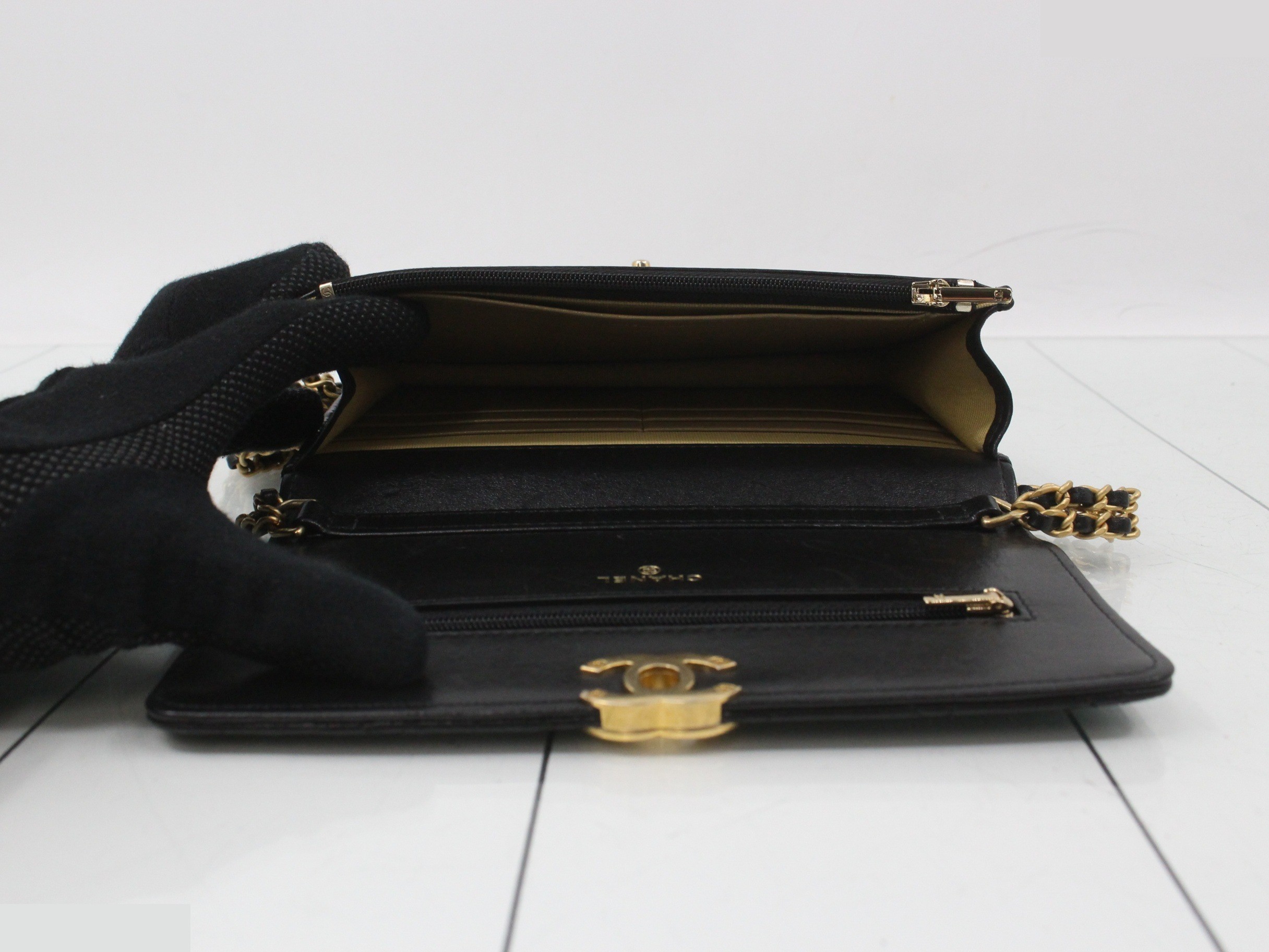 Matelassé Lambskin Turnlock Chain Wallet — view 4