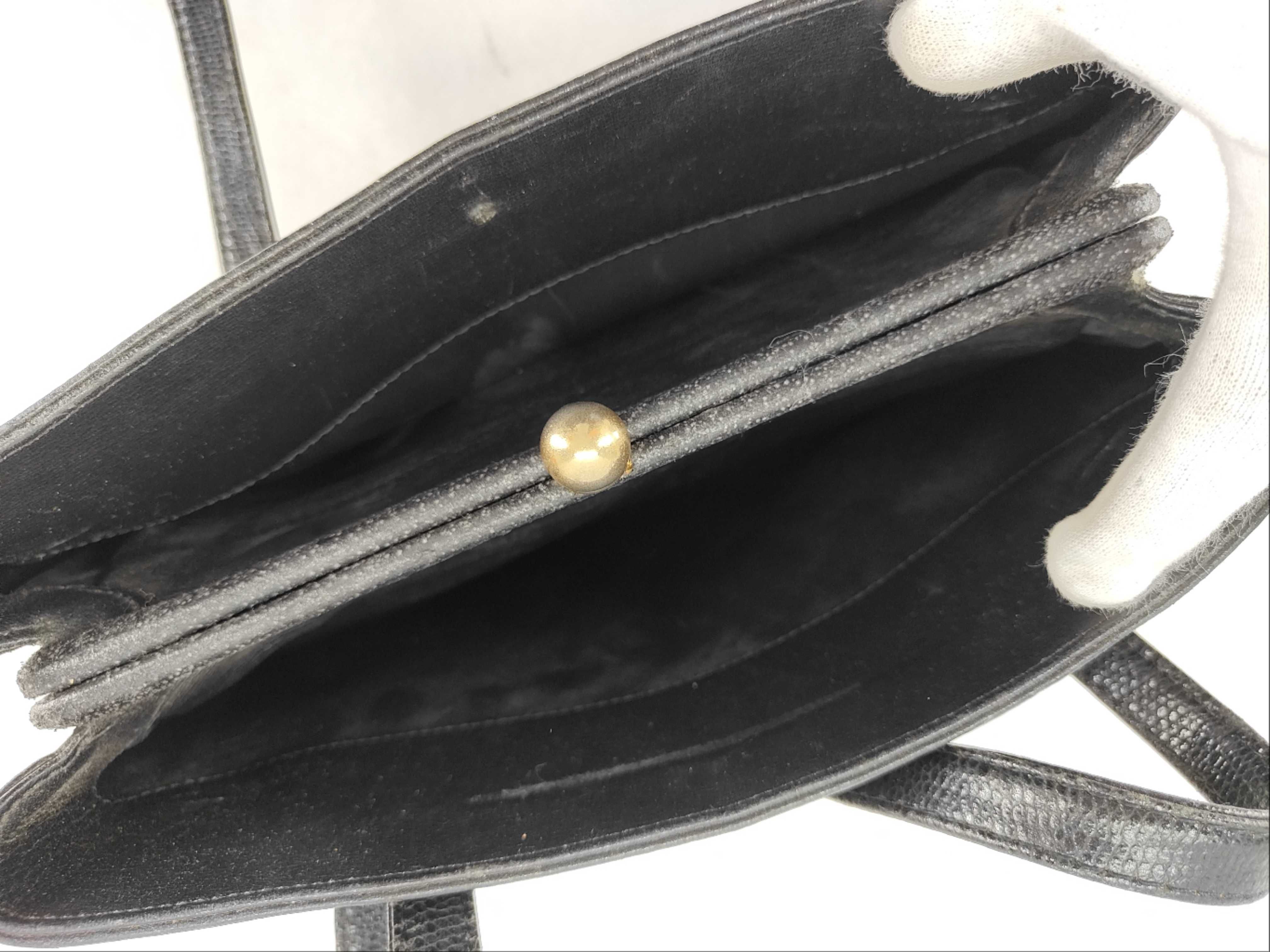 handbag, leather shoulder bag with clasp closure — view 9