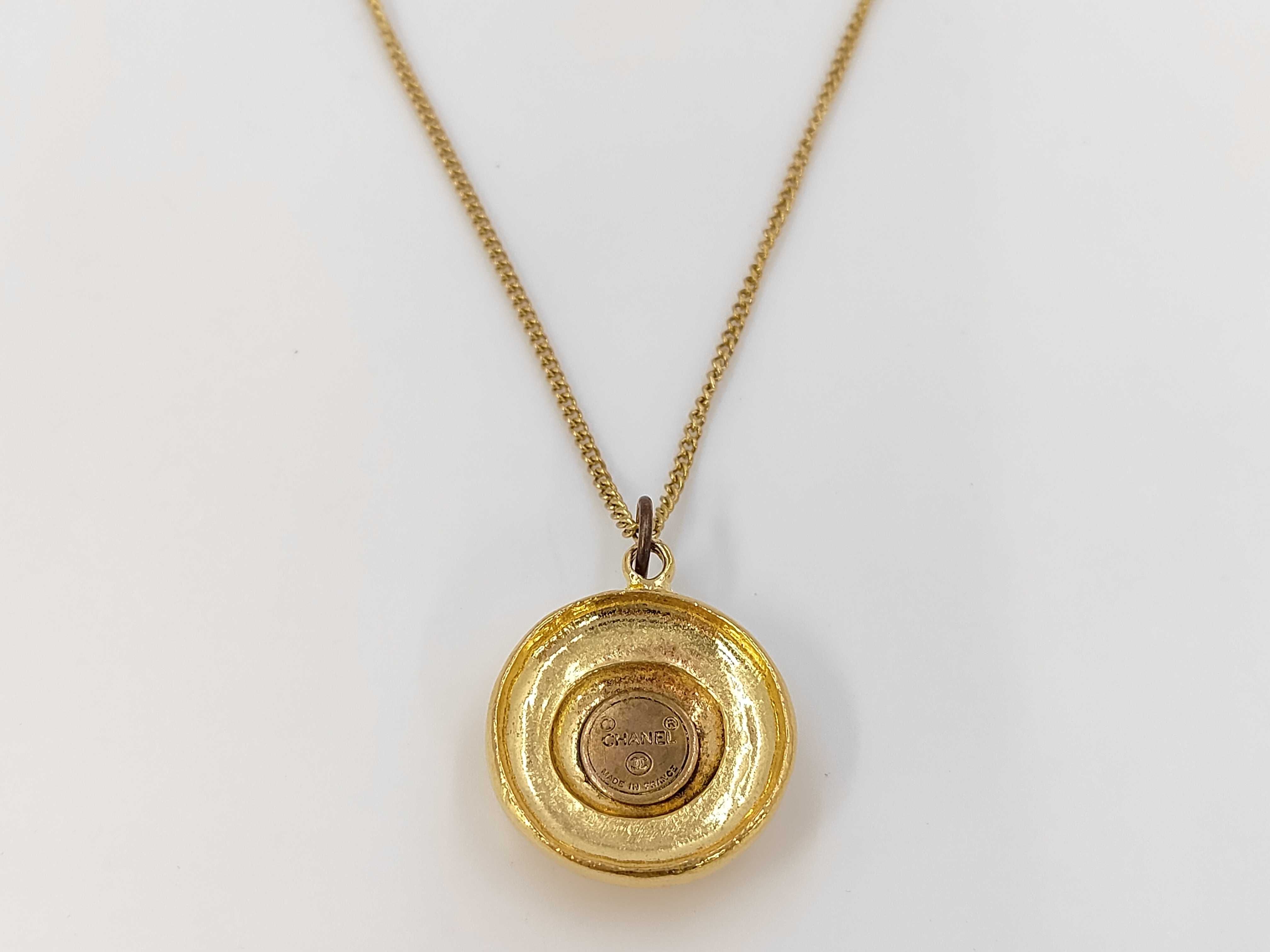 necklace with engraved plate and Coco Mark. — view 2