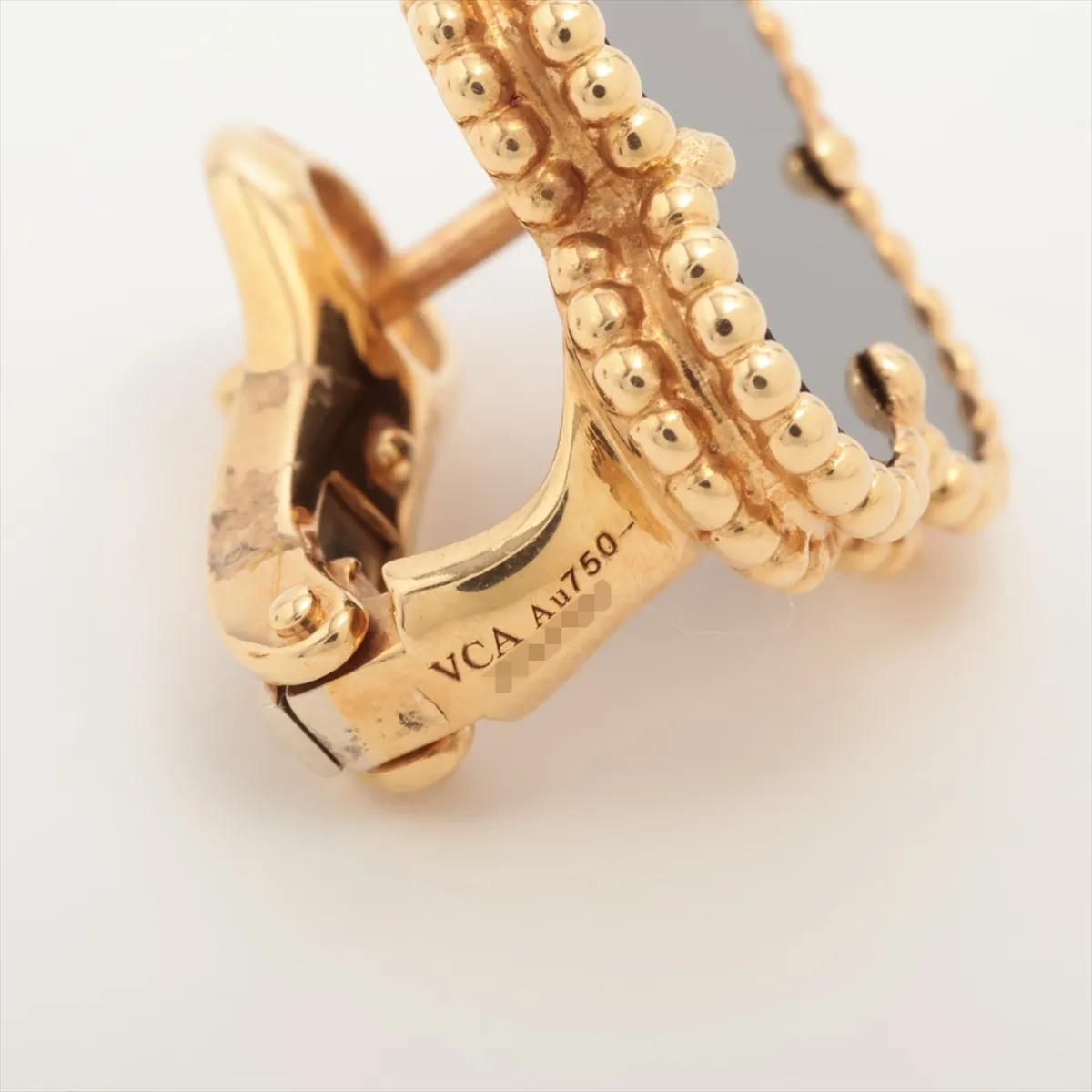 Vintage Alhambra Onyx Earrings, 750 (Yellow Gold), 7.6g, JE857300. One earring has a loose post and a — view 4