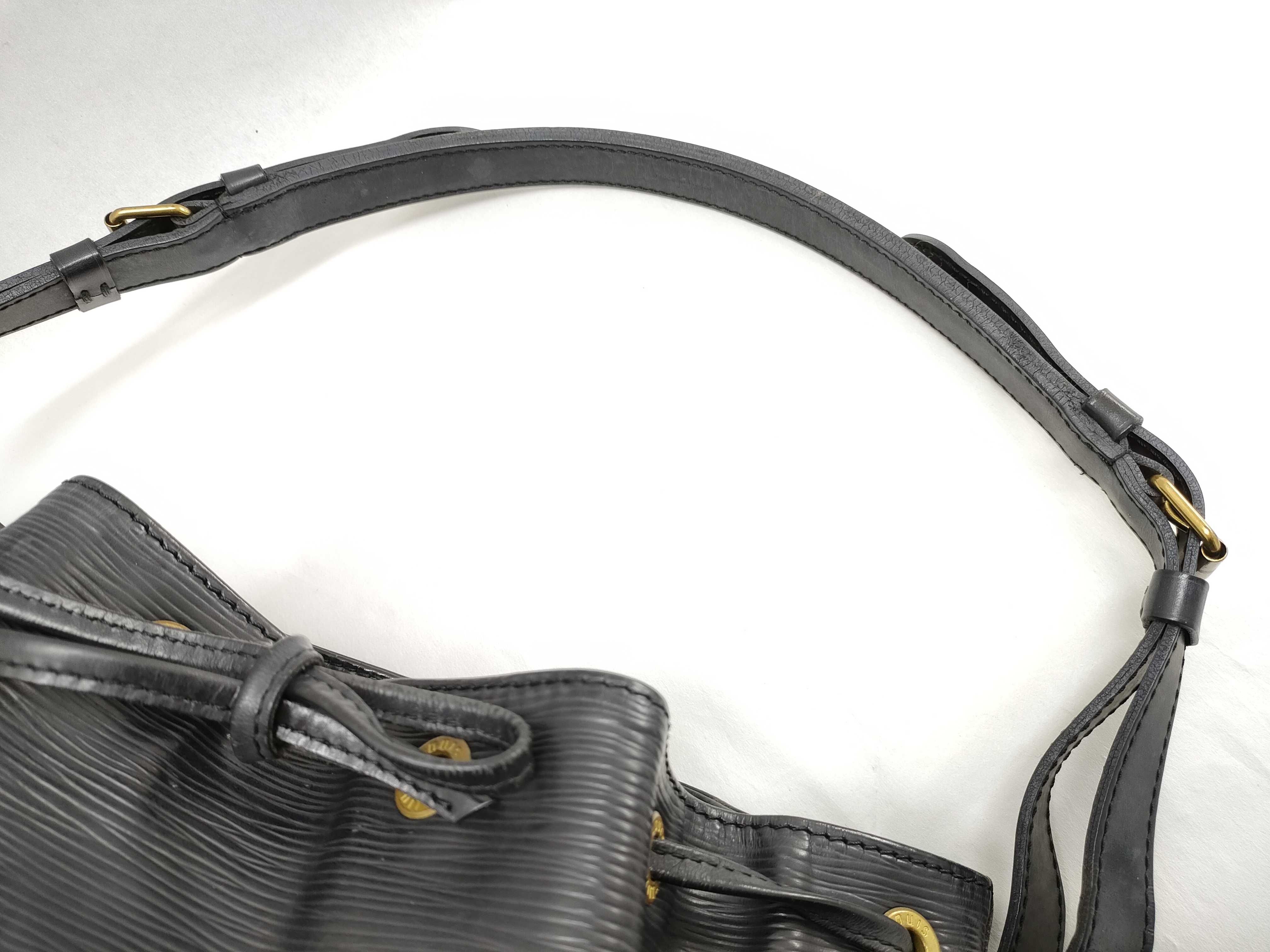 Epi Louis Vuitton Epi Noe Black Noir Shoulder Bag — view 3