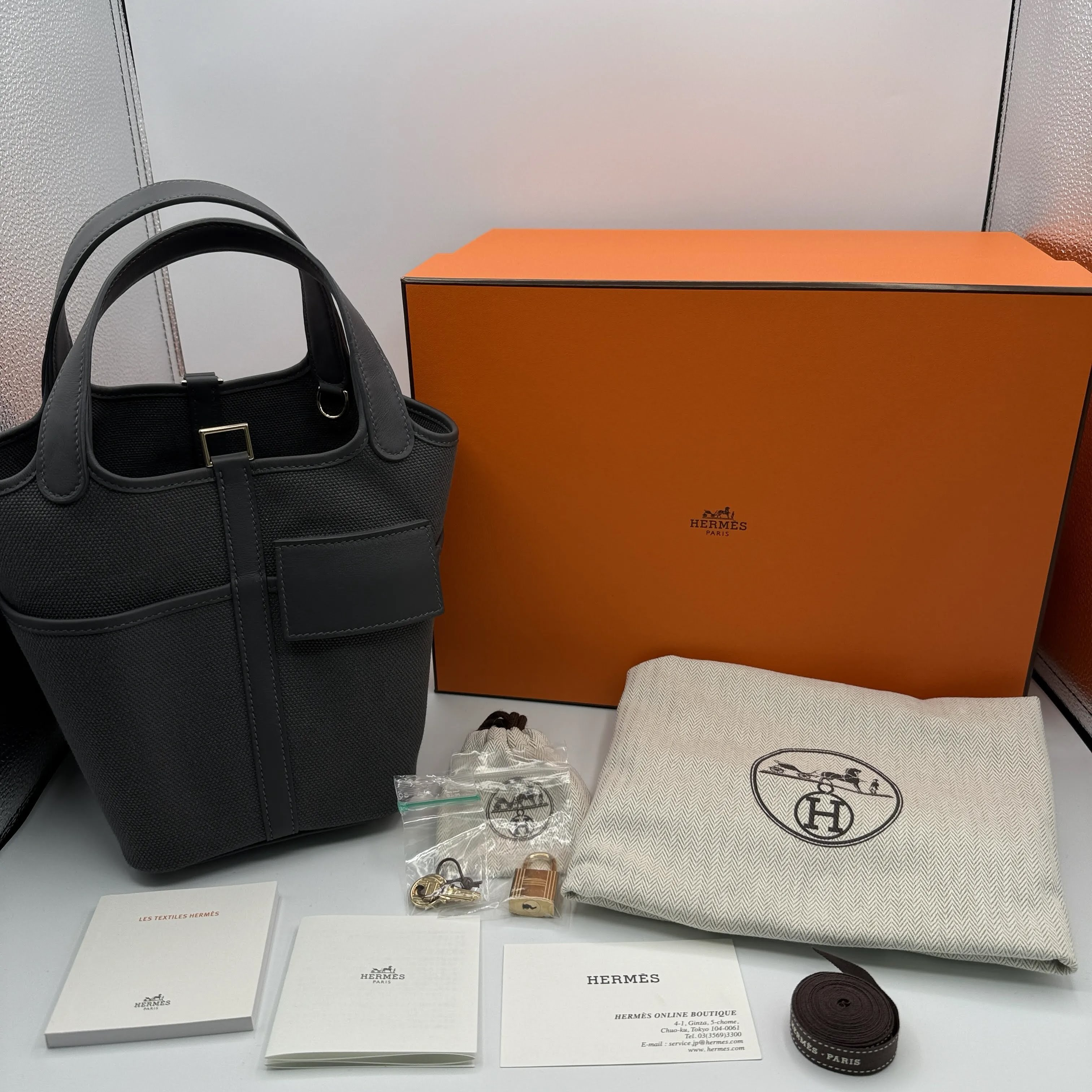 Picotin Lock Cargo Ardoise Material: Toile Goelan/Swift Size: 18 Hardware: Champagne Gold Handbag