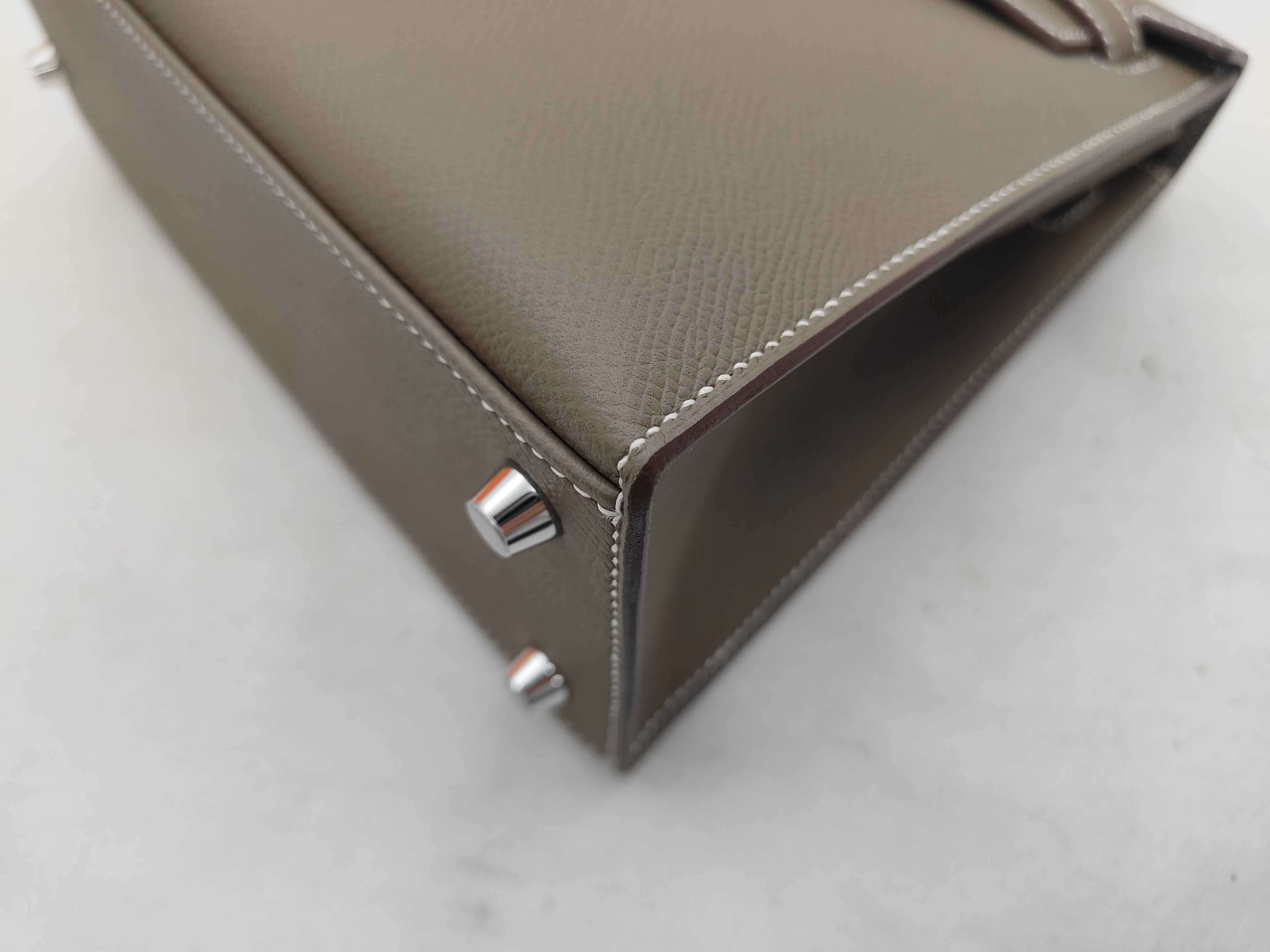 Kelly 25 Etoupe Epsom Leather Handbag with Silver Hardware (G Stamp) — view 5