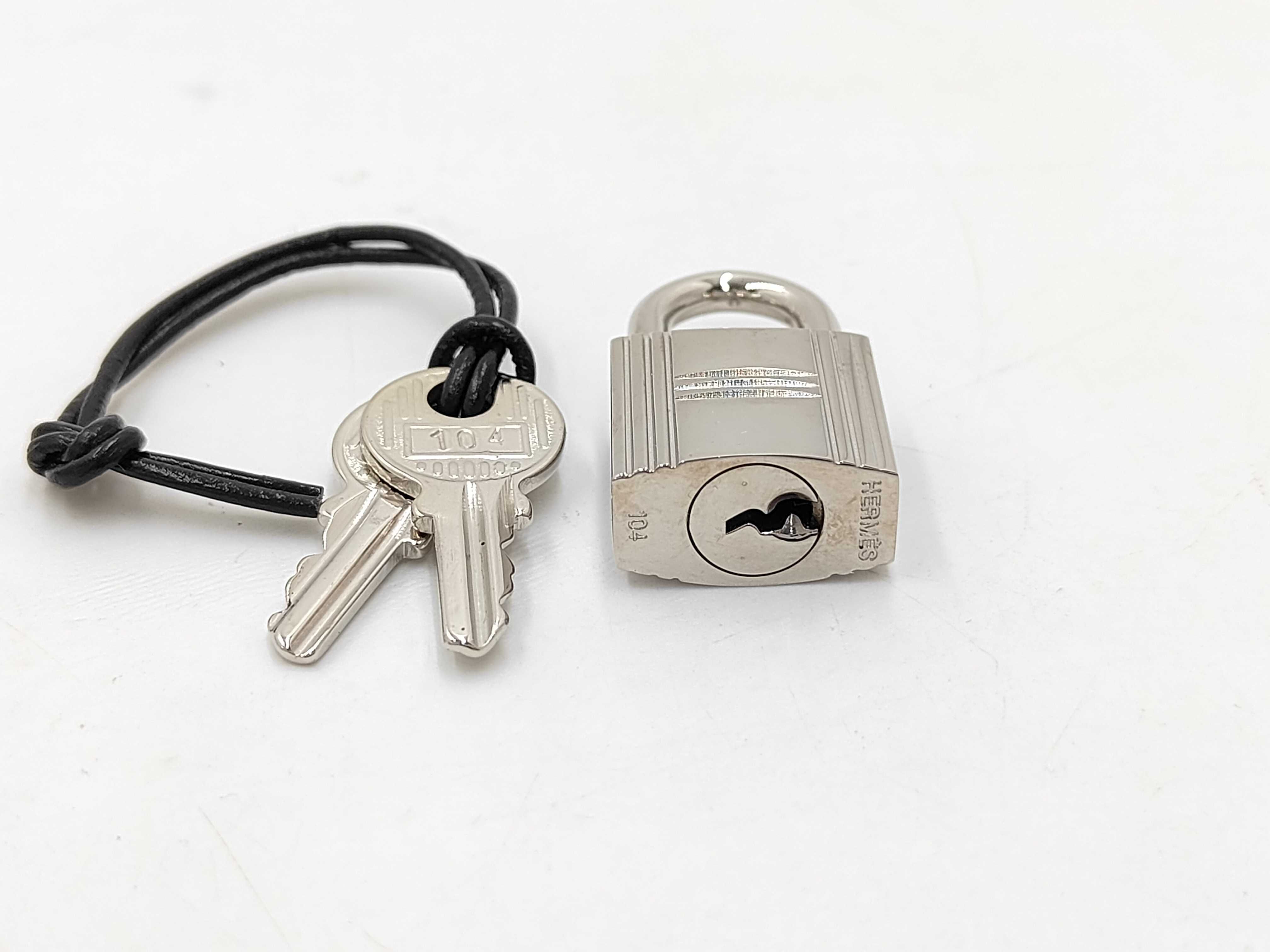 padlock, 2 keys, tie clip, cufflinks — view 2