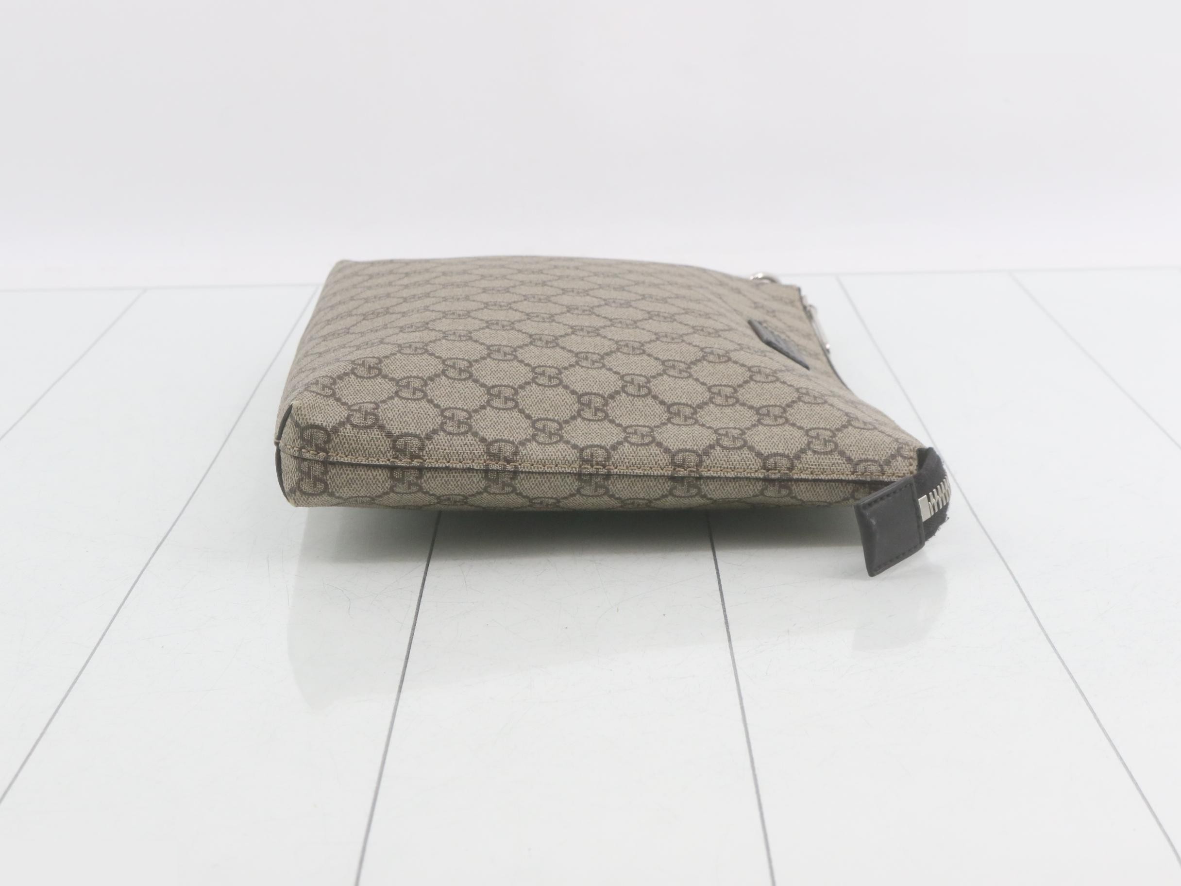 GG Supreme Clutch Bag — view 3