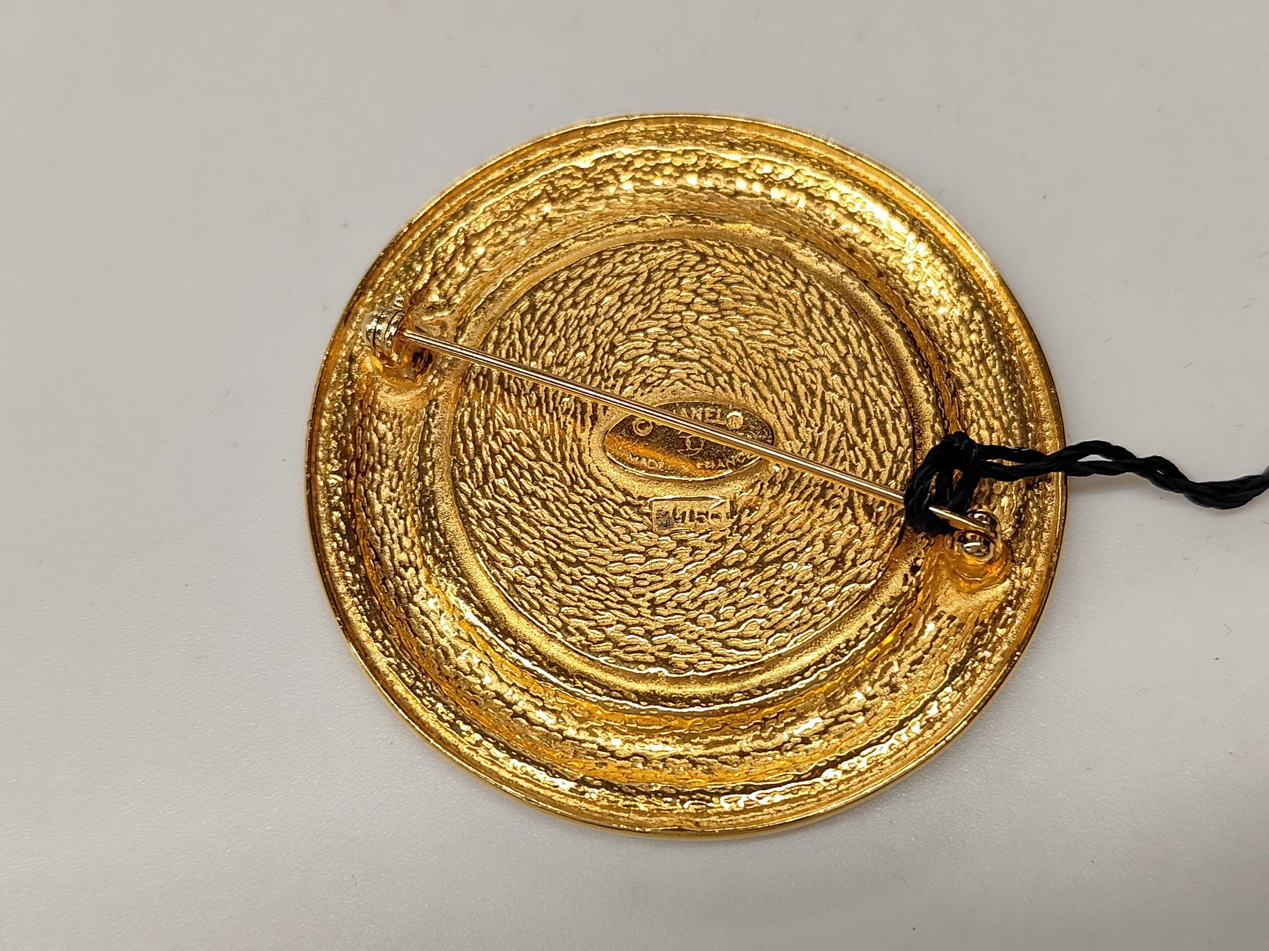 brooch — view 2
