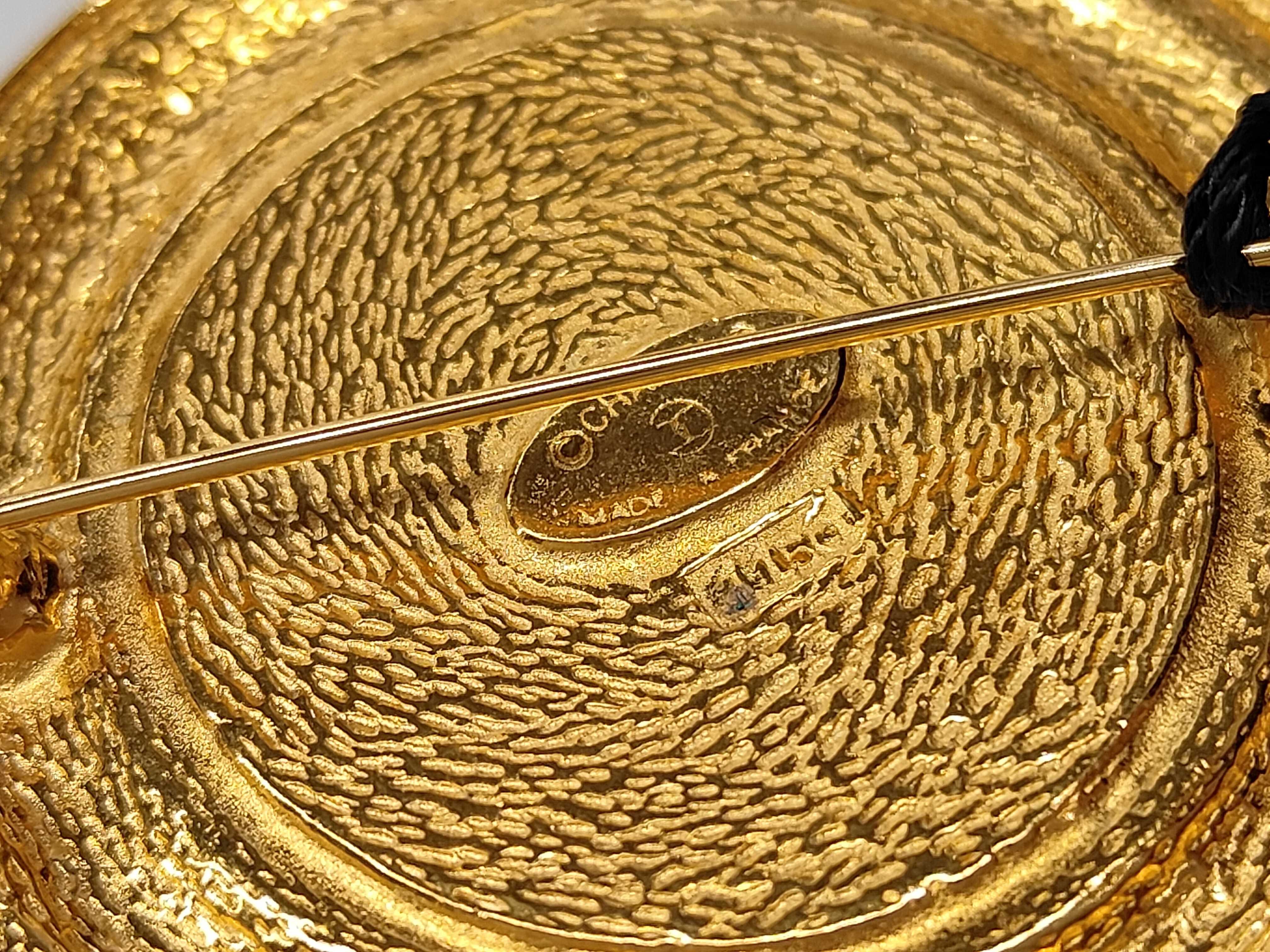 brooch — view 3