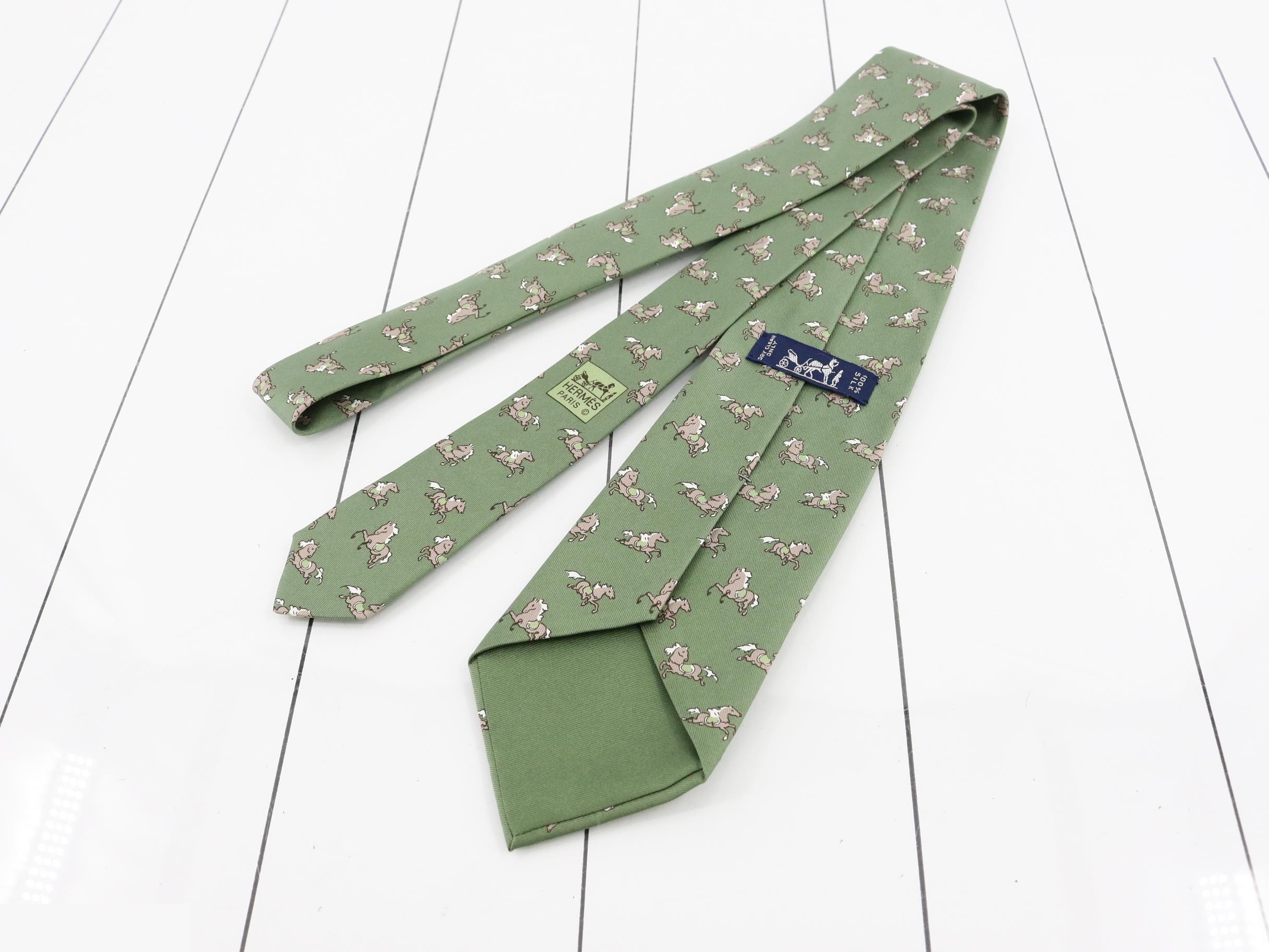 tie — view 2