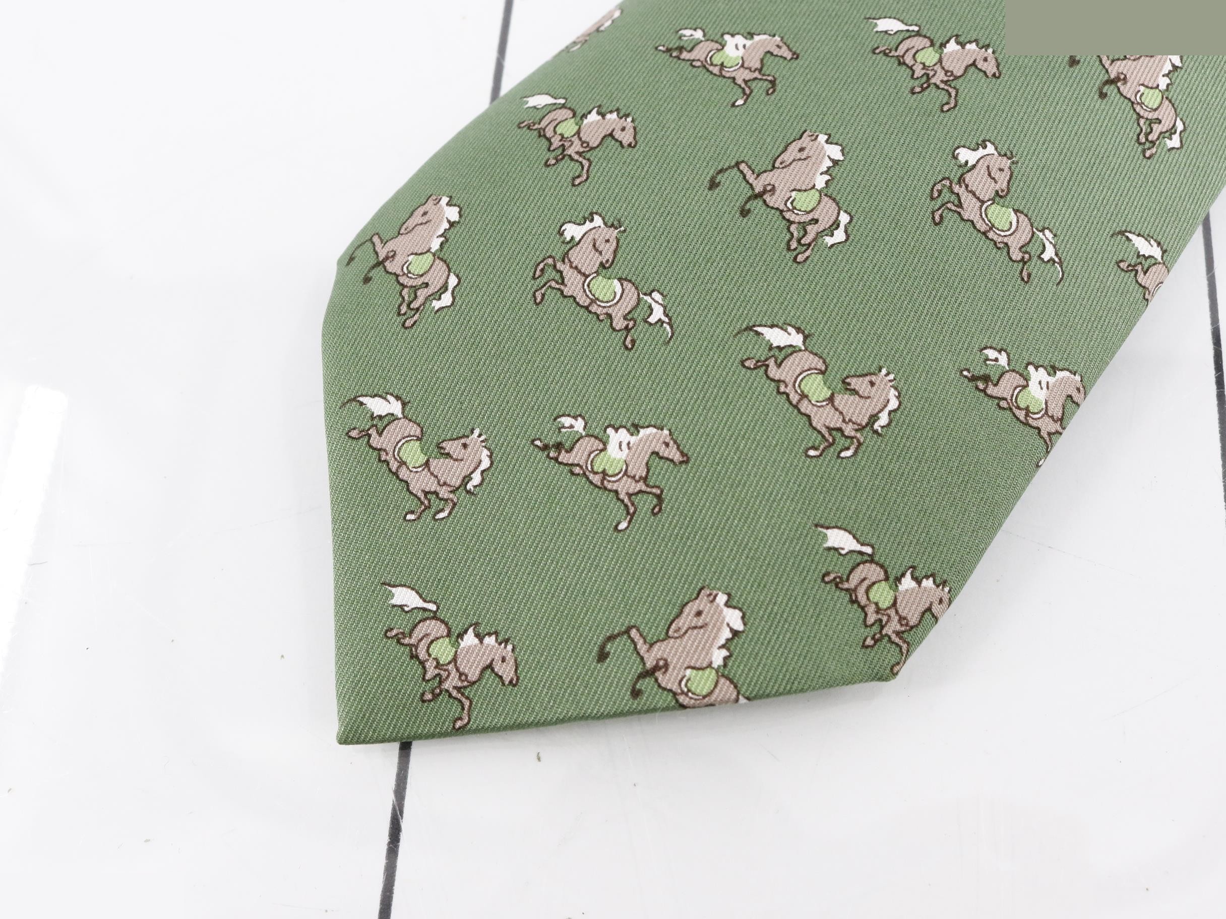 tie — view 3