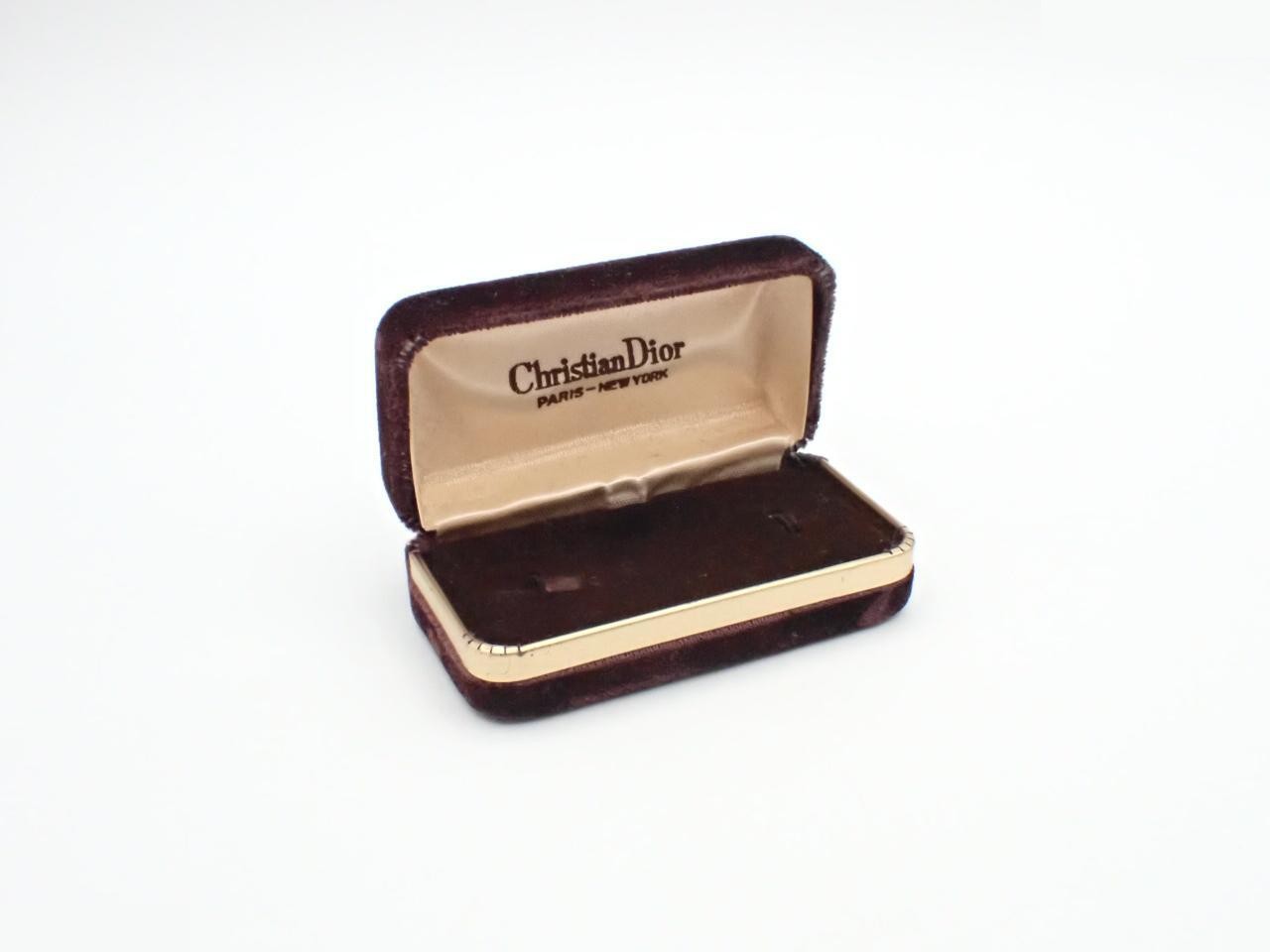pin brooch — view 4