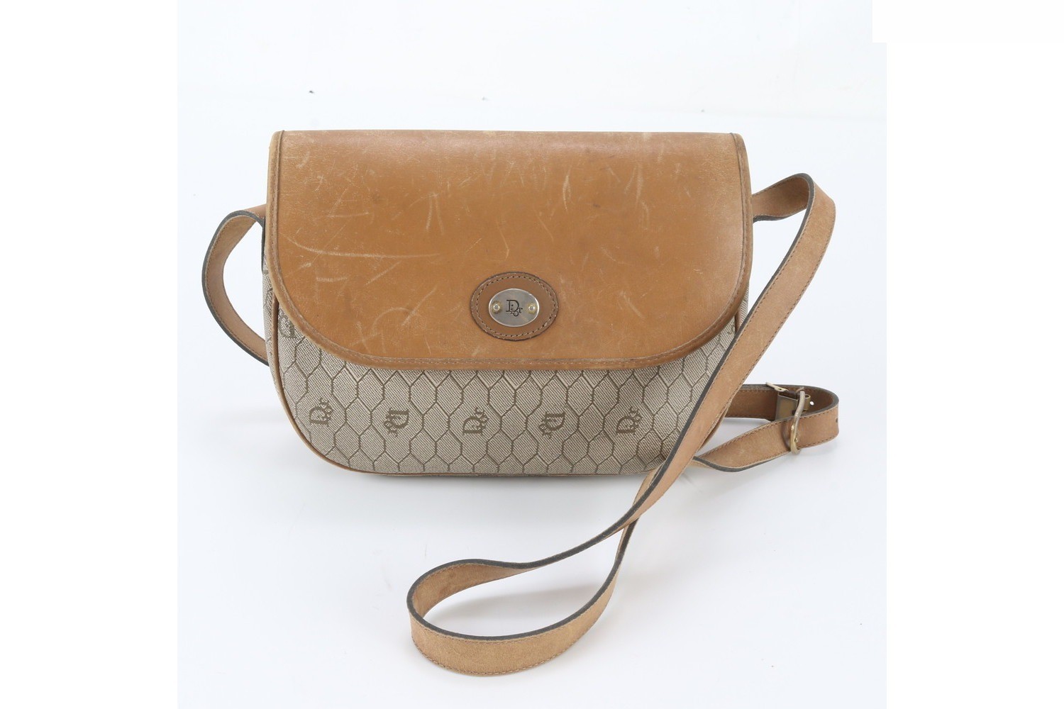 Honeycomb pattern leather shoulder bag