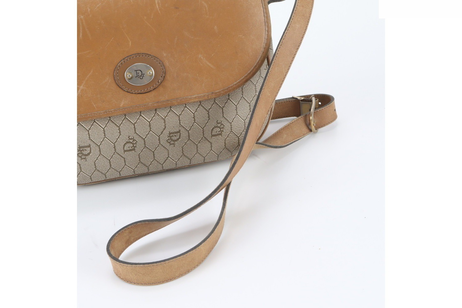 Honeycomb pattern leather shoulder bag — view 2