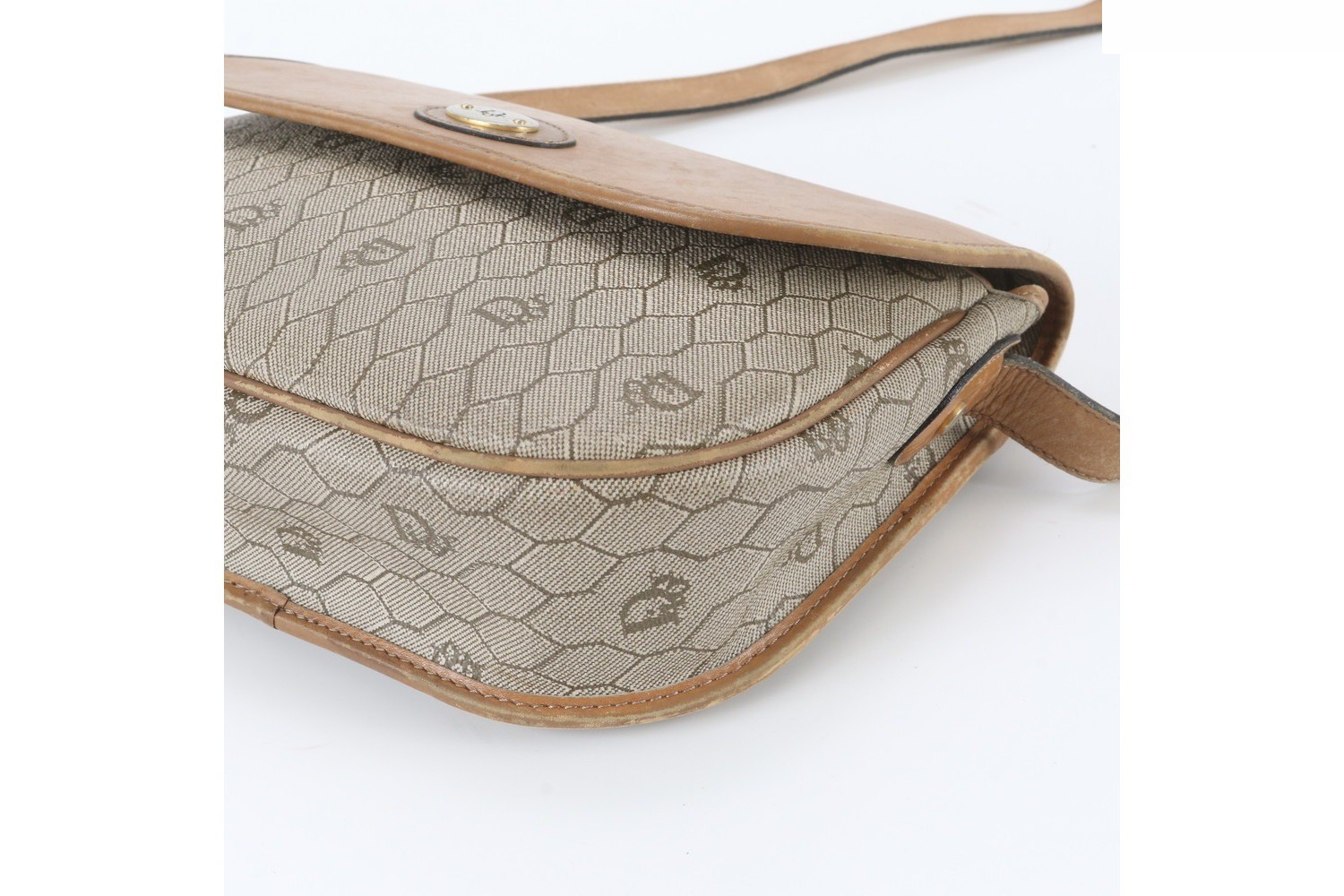 Honeycomb pattern leather shoulder bag — view 4