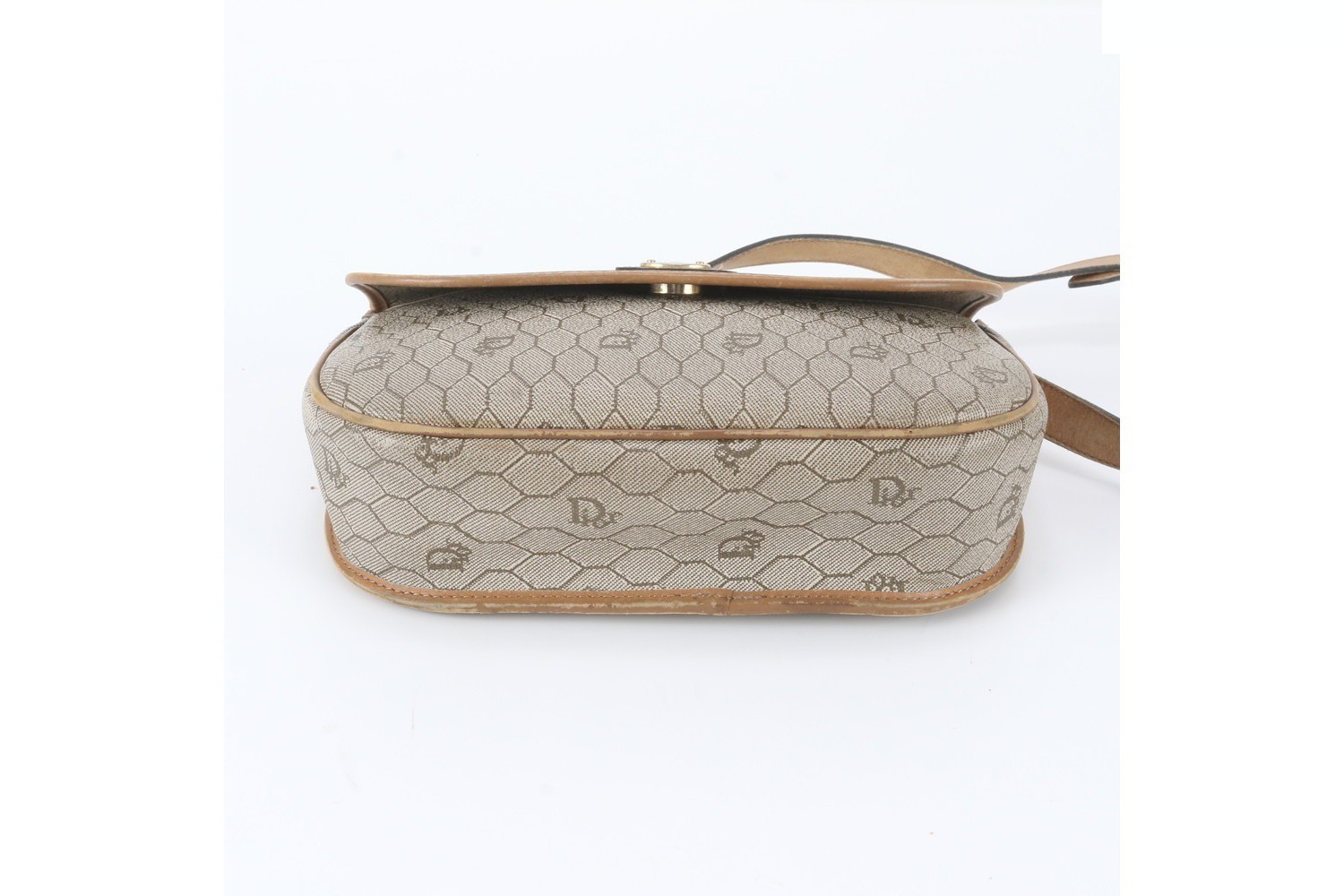 Honeycomb pattern leather shoulder bag — view 5