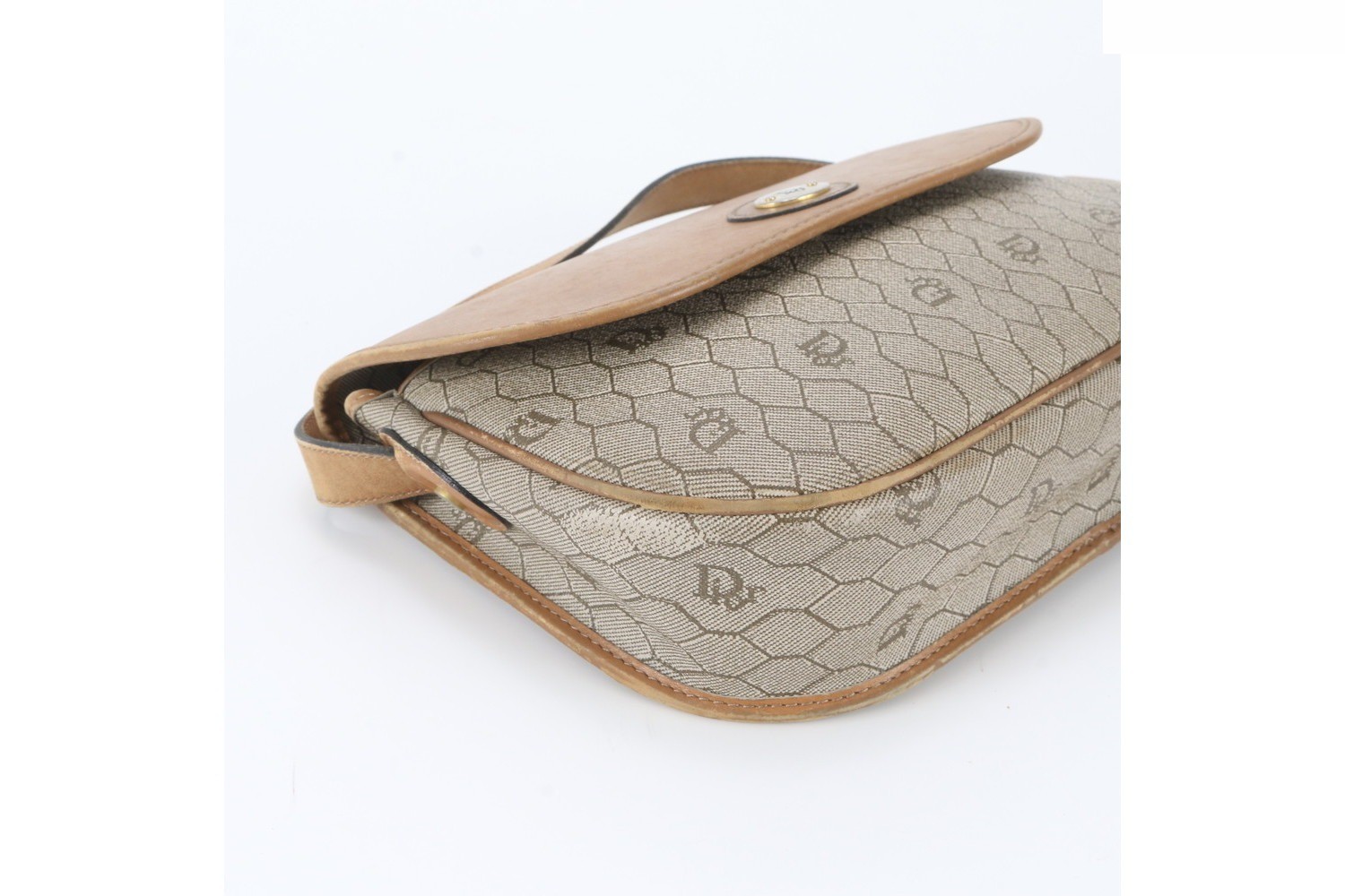 Honeycomb pattern leather shoulder bag — view 6
