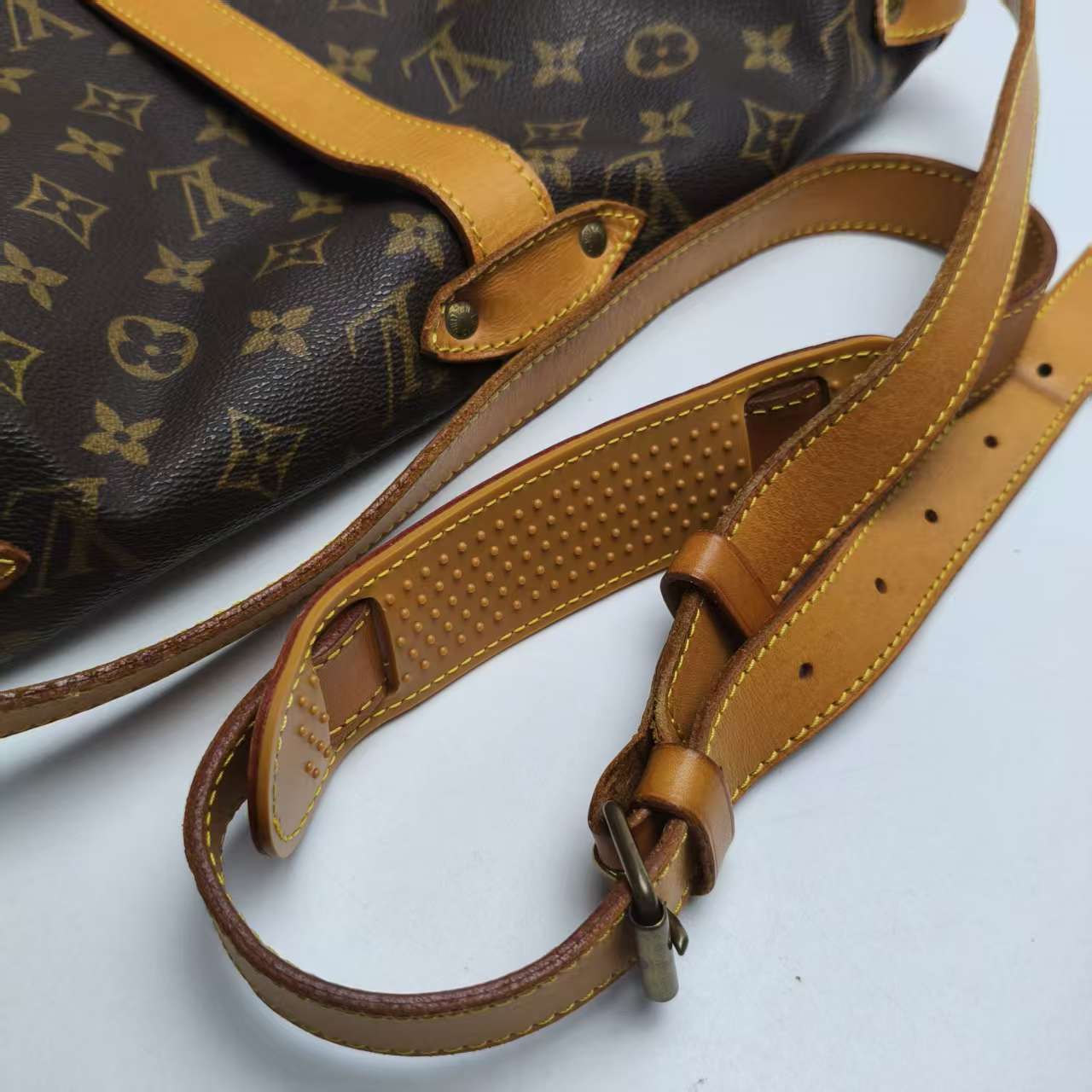 【*Shipped from: China*】LOUIS VUITTON Saumur PU Shoulder Bag — view 15