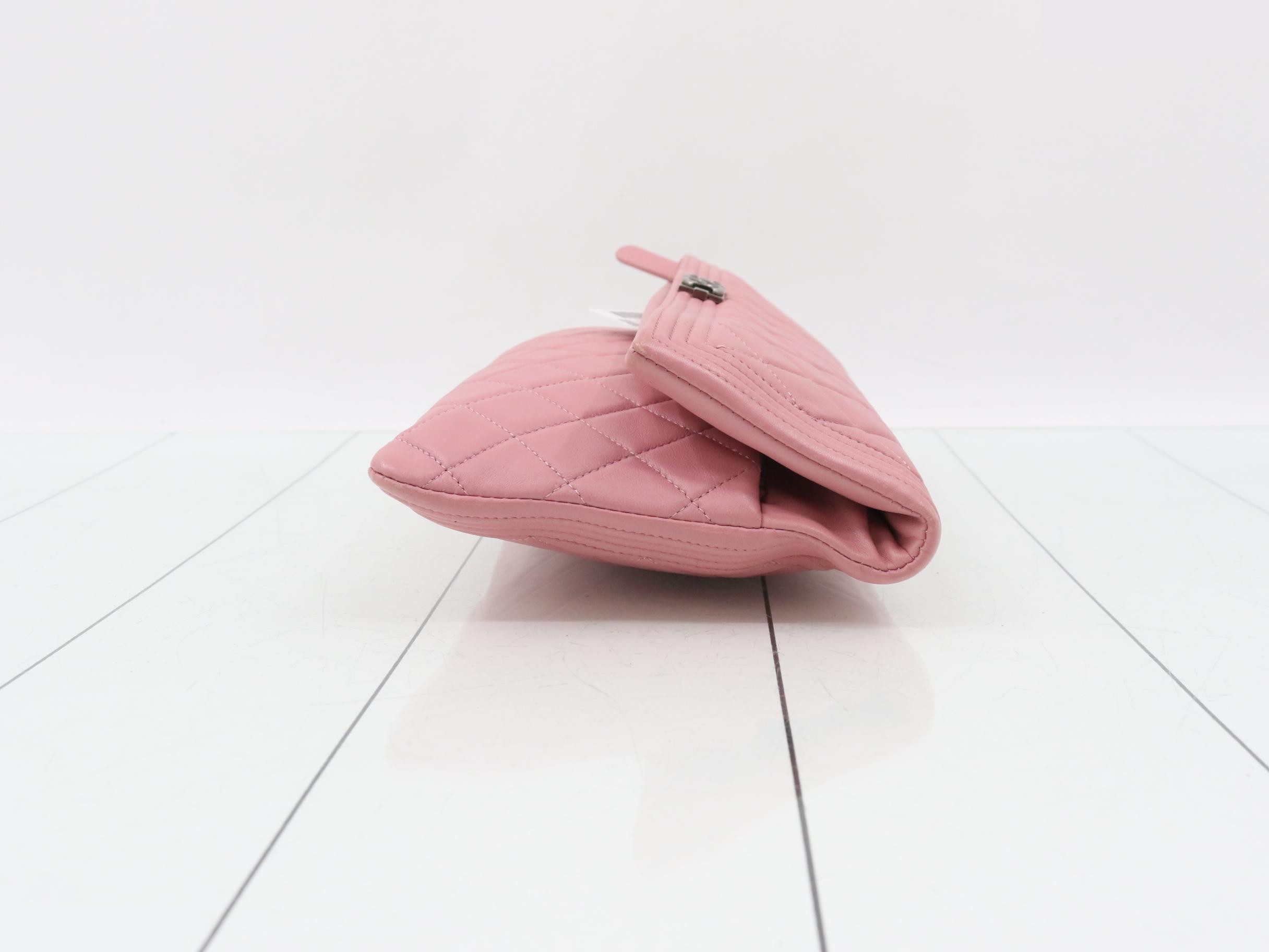 Boy Chanel clutch bag, lambskin, pink — view 3